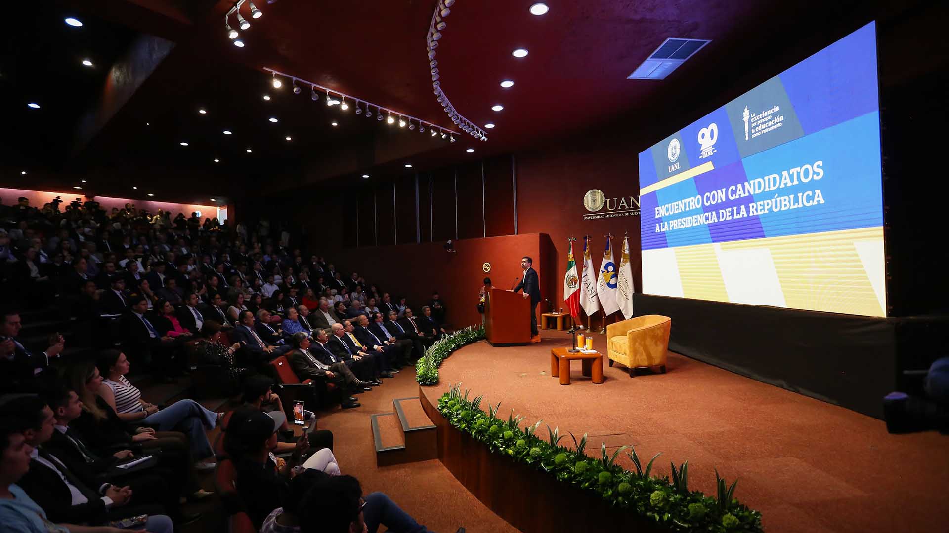 Dialoga Álvarez Máynez con alumnos de UANL