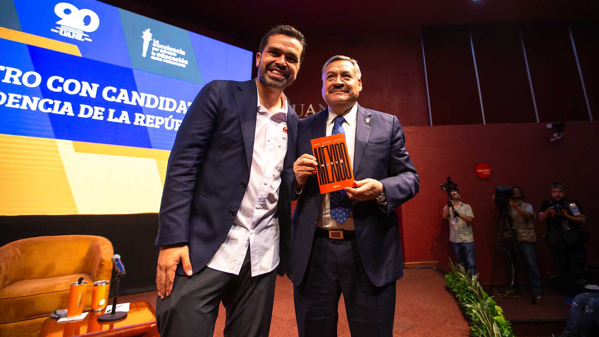 Dialoga Álvarez Máynez con alumnos de UANL