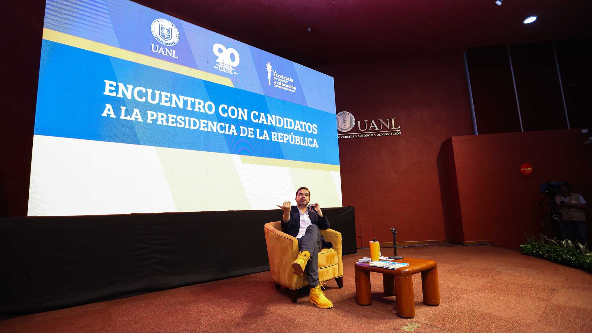 Dialoga Álvarez Máynez con alumnos de UANL