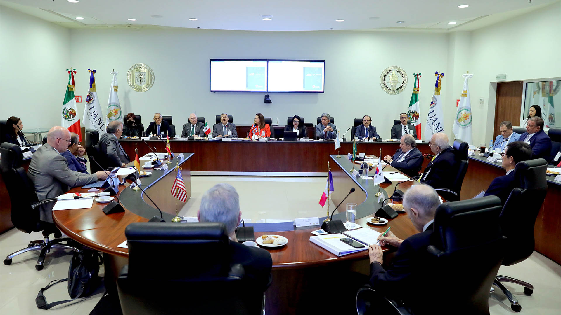 Refuerza UANL vínculos con países de Europa