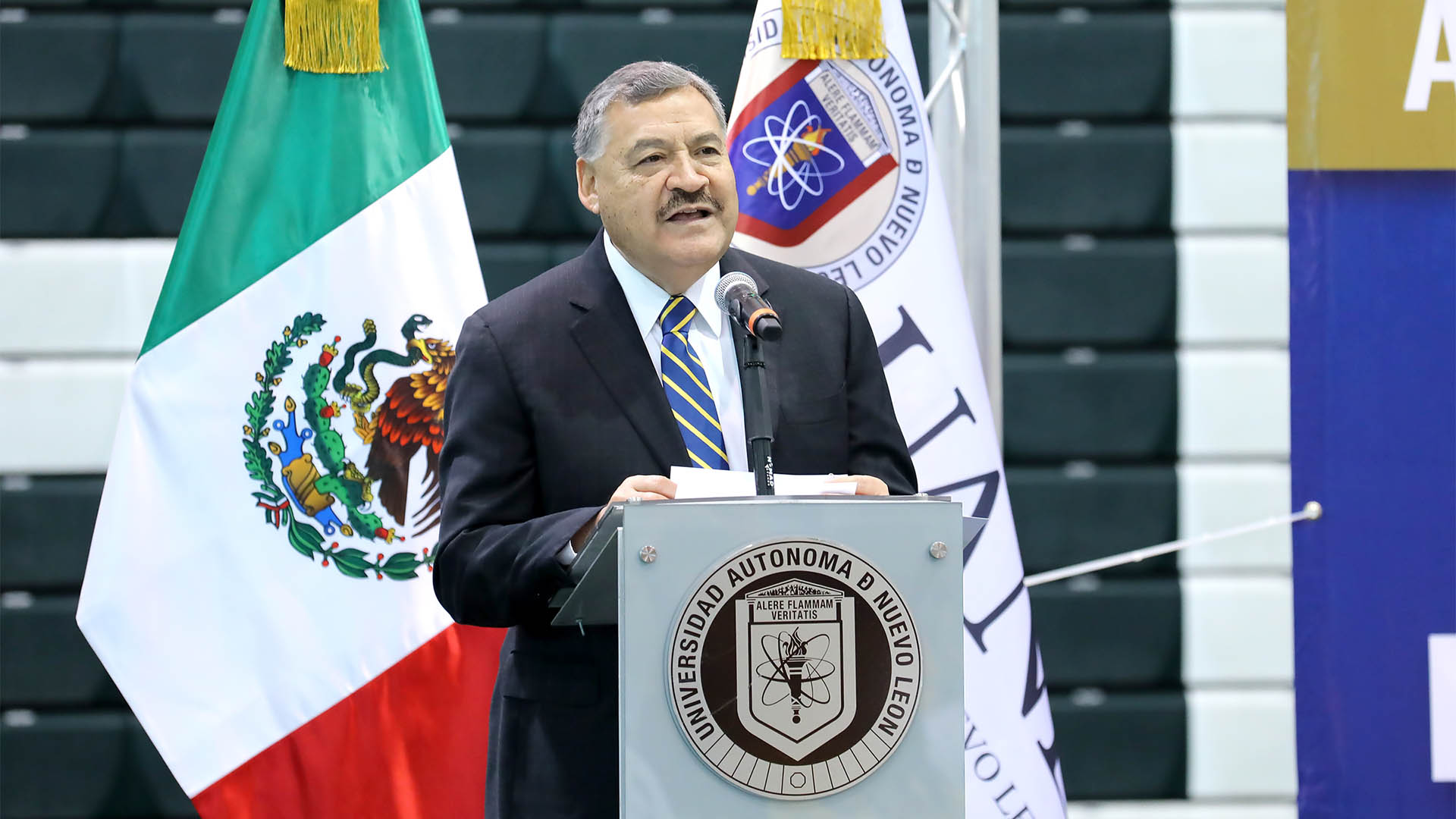 Abandera Rector a deportistas Tigres rumbo a Universiada Nacional