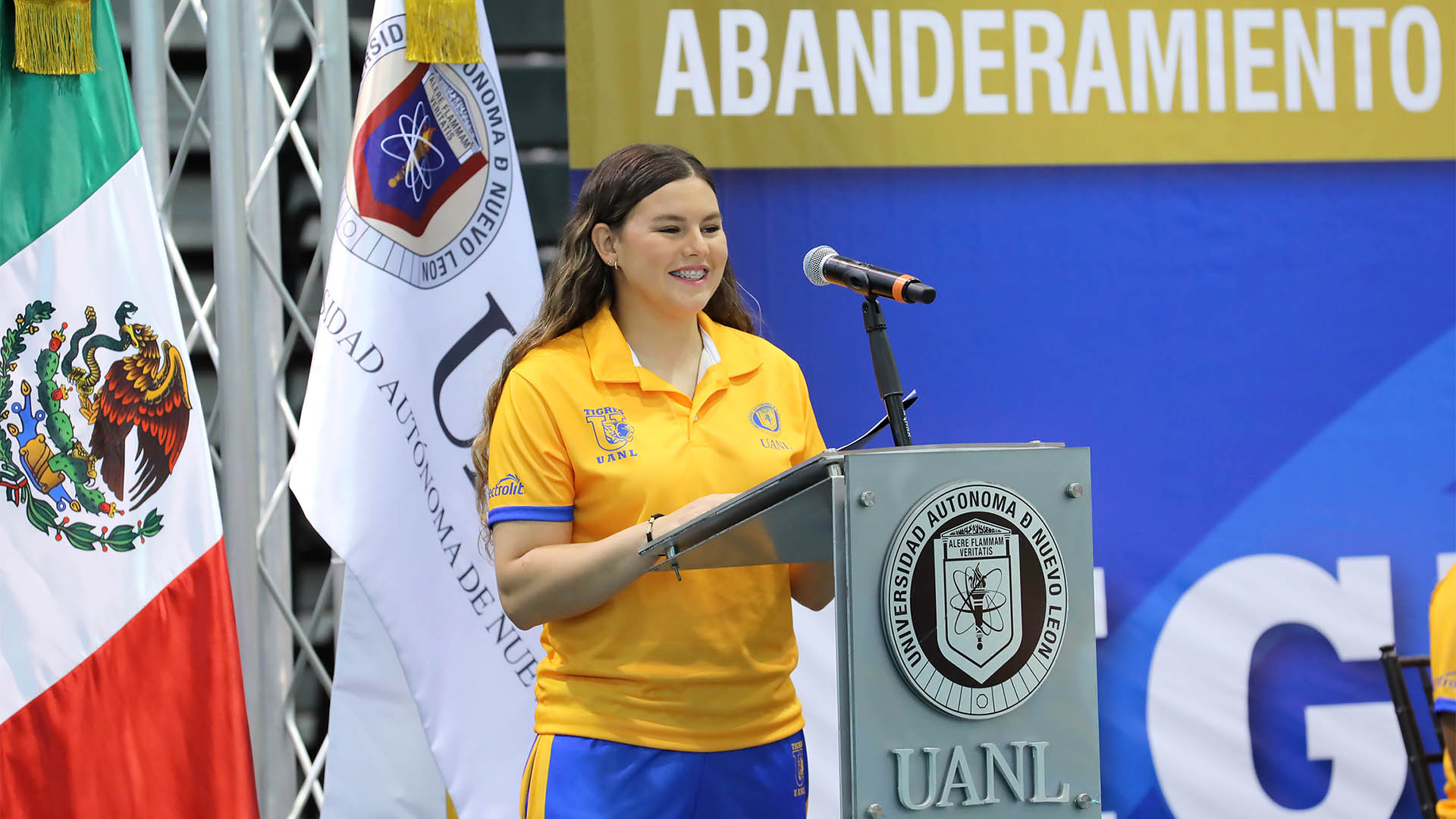 Abandera Rector a deportistas Tigres rumbo a Universiada Nacional