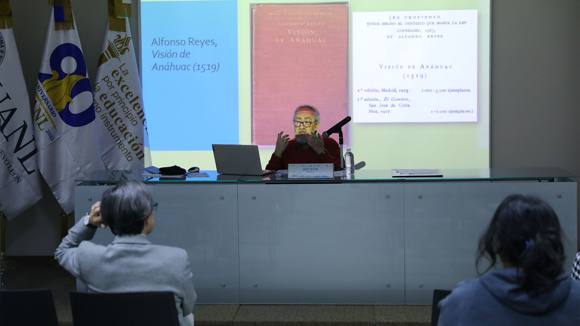 Dirigen mirada de jóvenes a los libros y cuadros de Alfonso Reyes