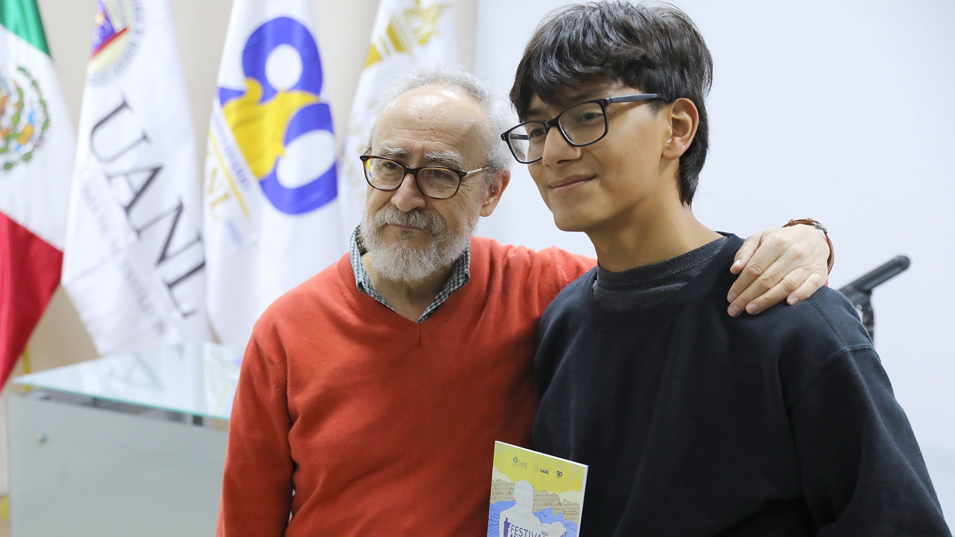 Dirigen mirada de jóvenes a los libros y cuadros de Alfonso Reyes
