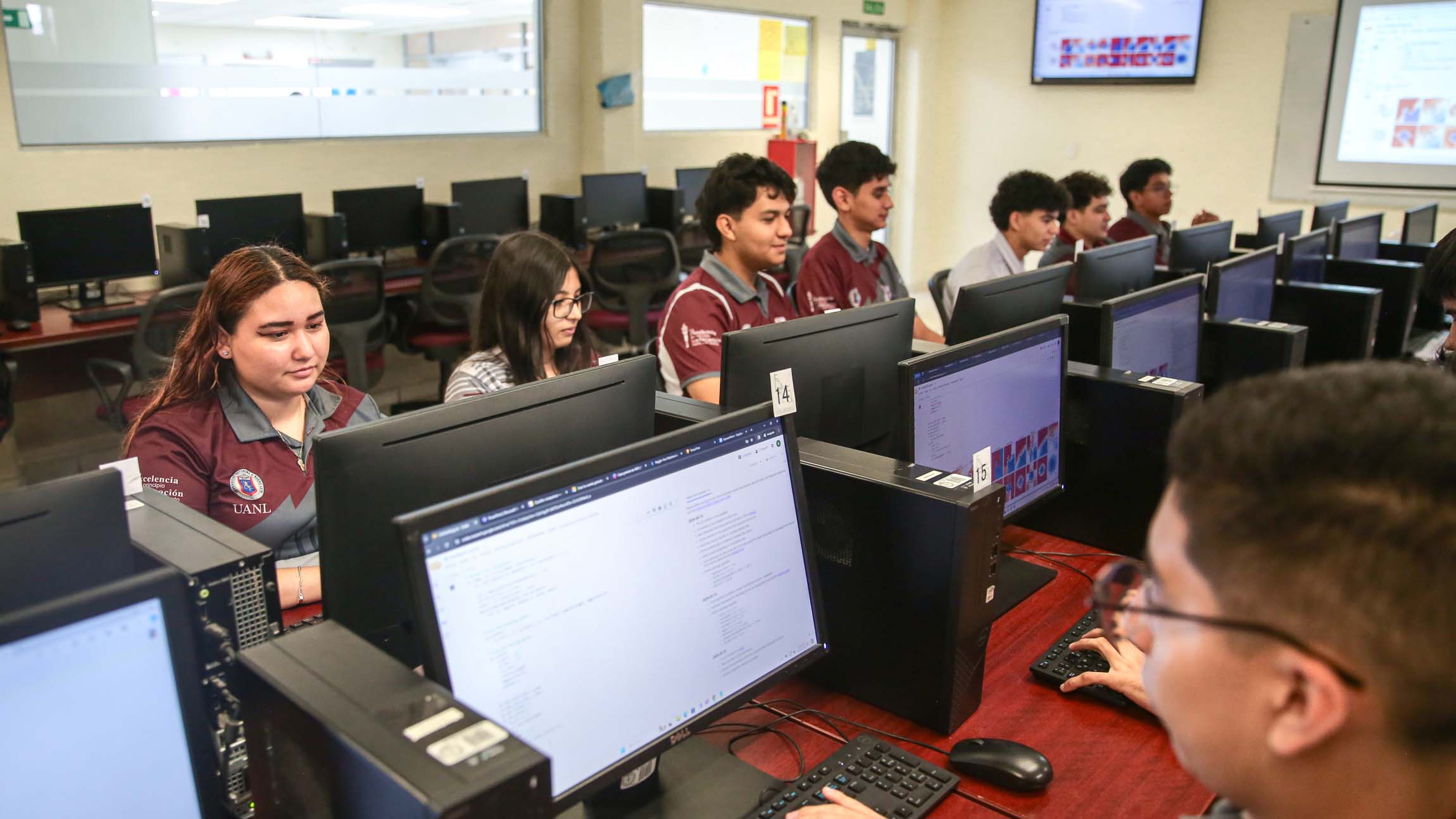 Añade UANL bachillerato técnico en IA a su oferta académica