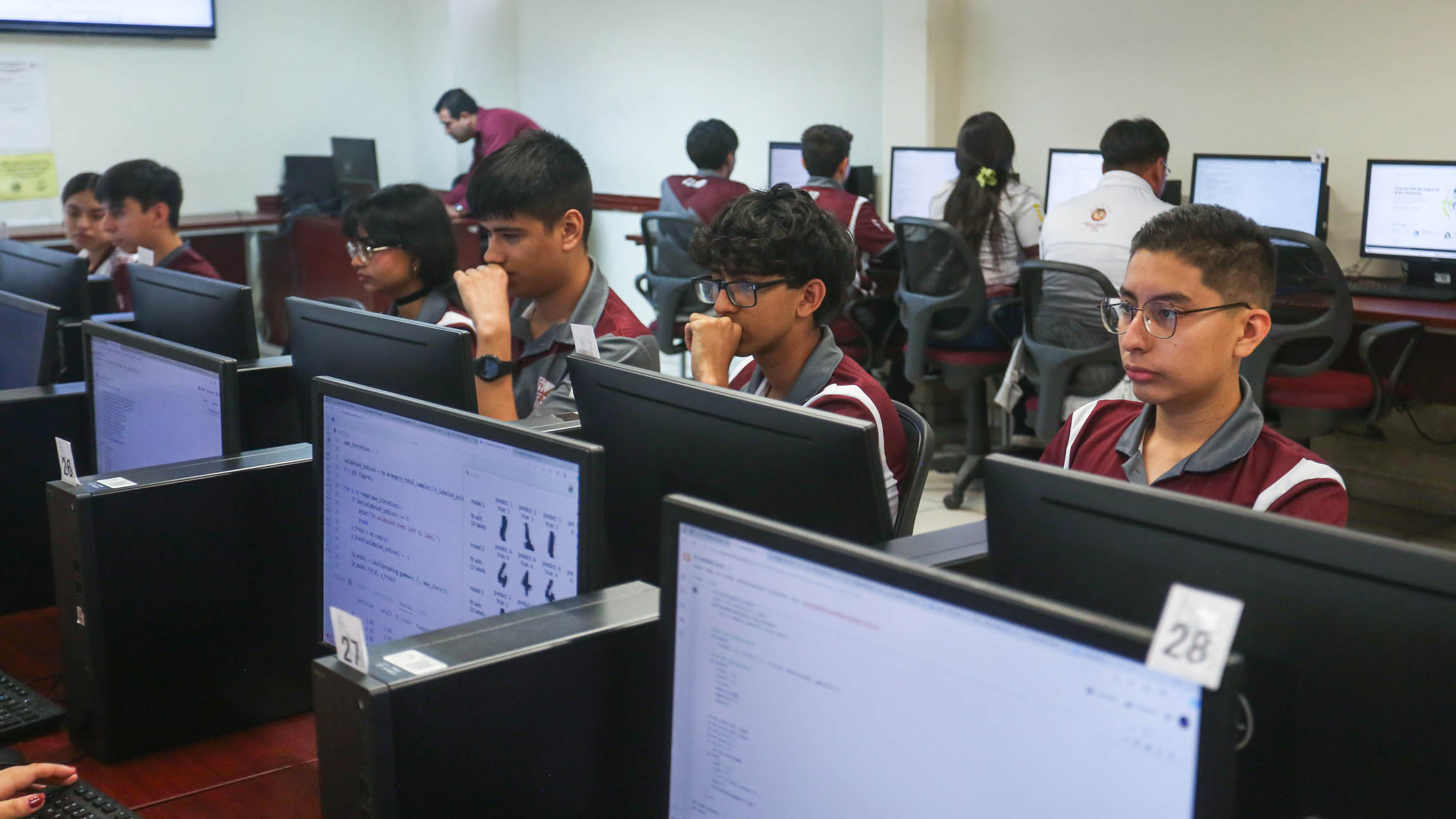 Añade UANL bachillerato técnico en IA a su oferta académica