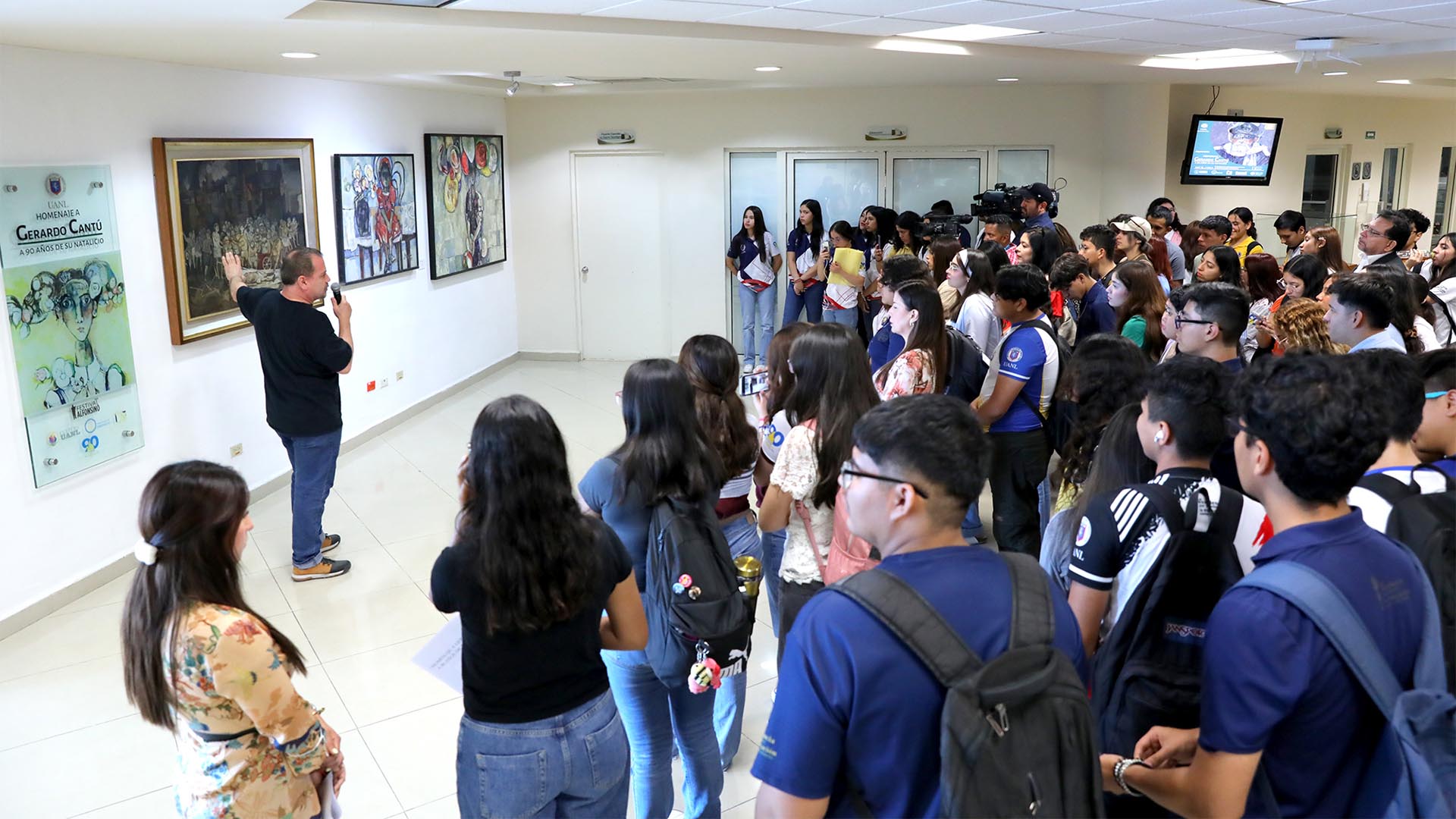 Honran a Gerardo Cantú en muestra con su trayectoria artística