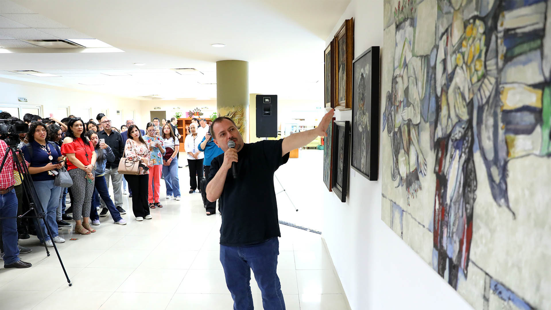 Honran a Gerardo Cantú en muestra con su trayectoria artística
