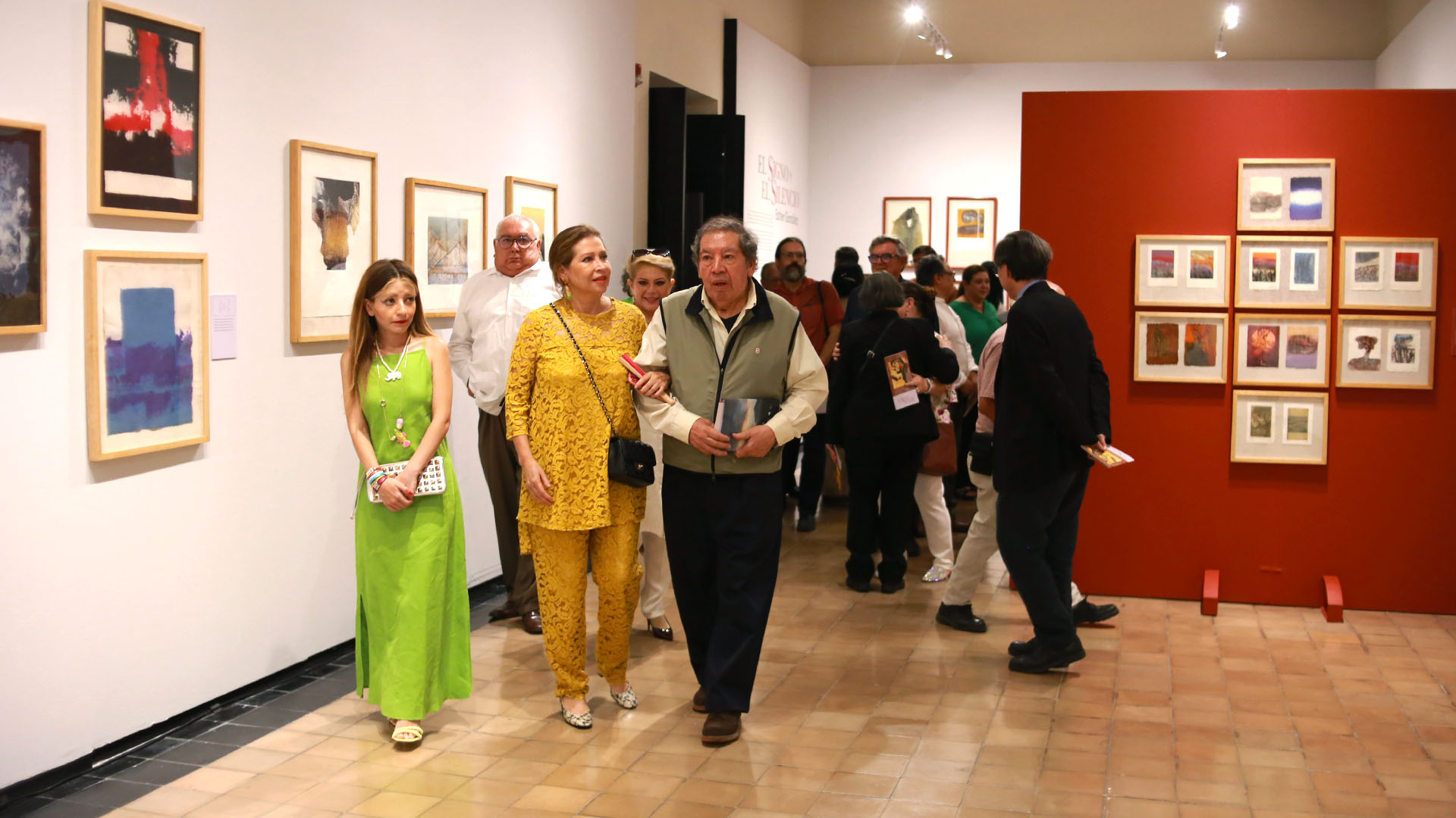 Inaugura Colegio Civil exposición de Esther González