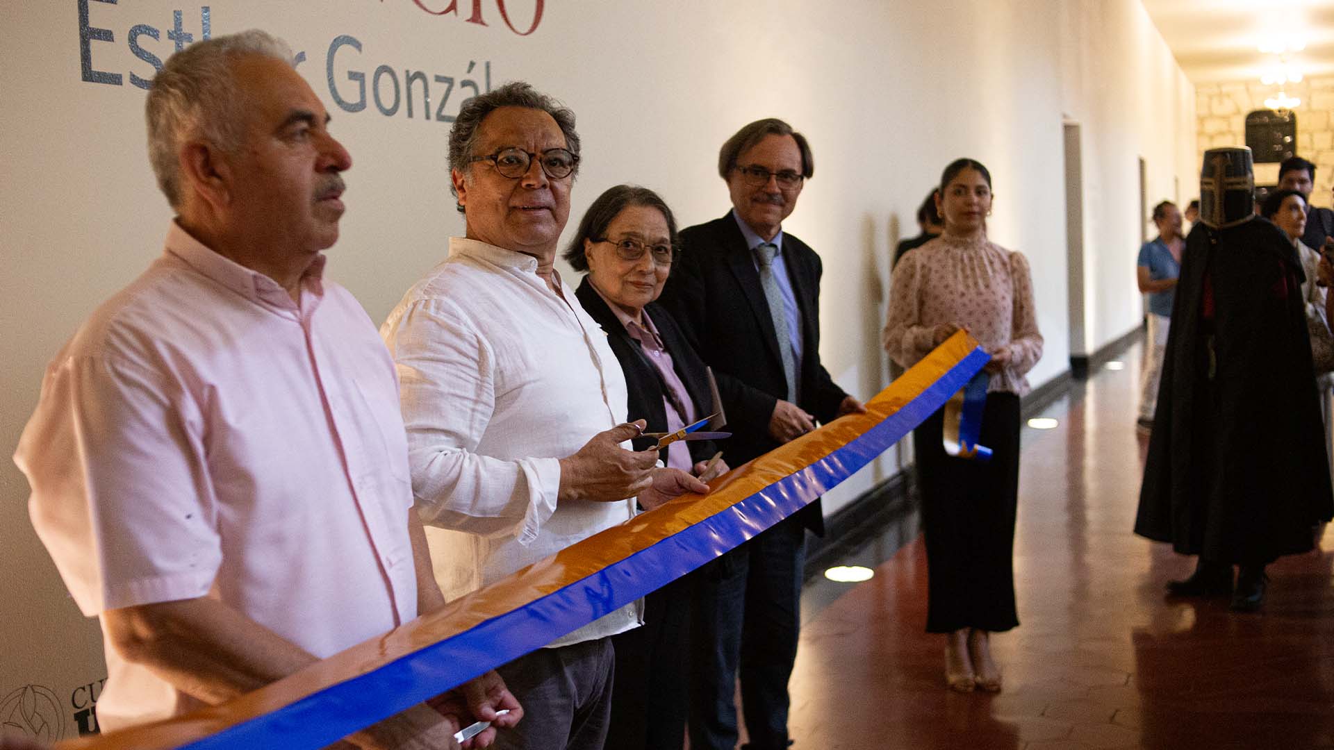 Inaugura Colegio Civil exposición de Esther González
