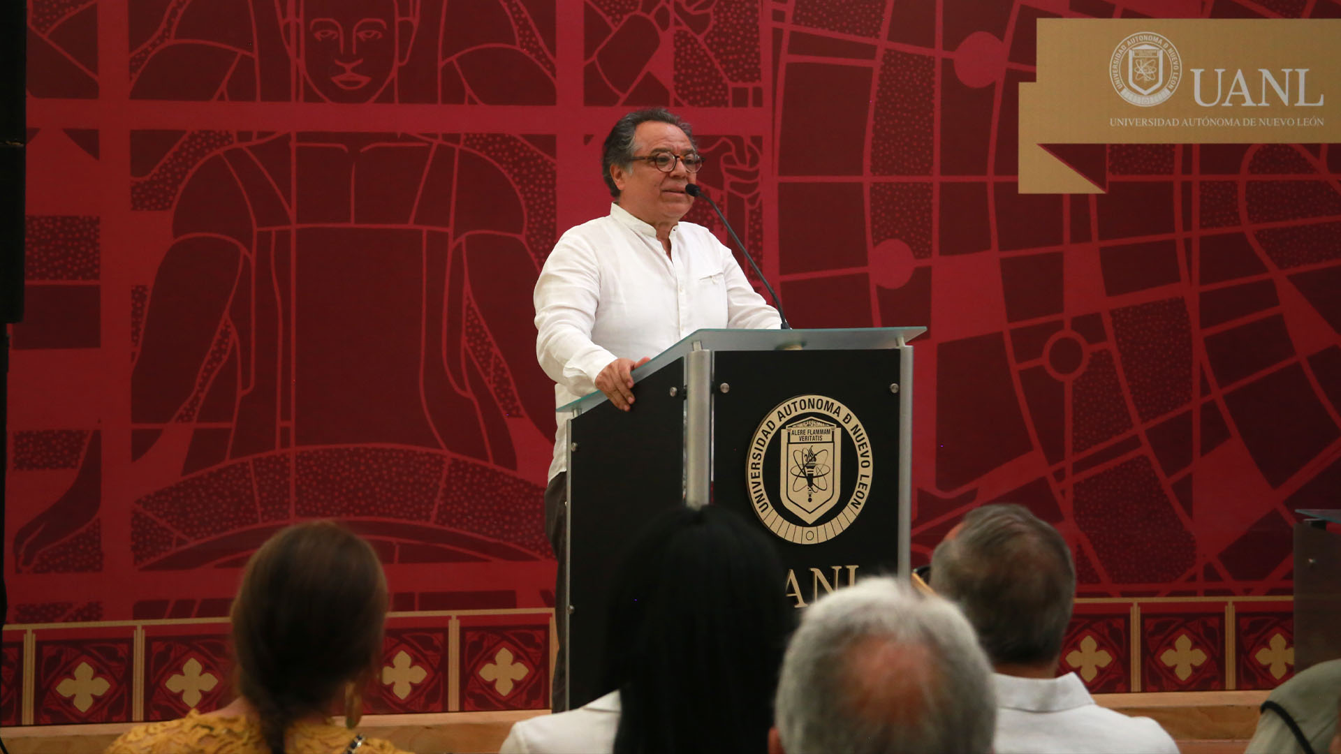 Inaugura Colegio Civil exposición de Esther González