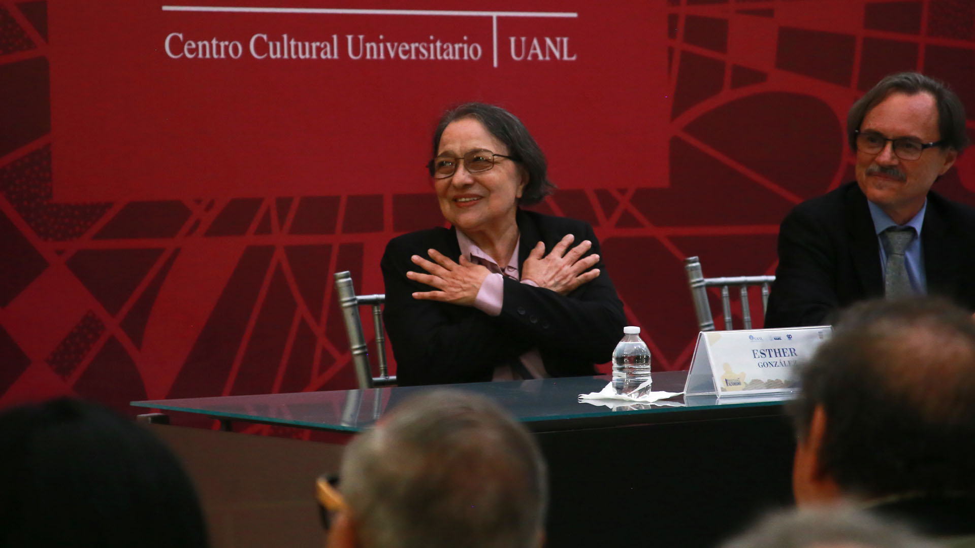 Inaugura Colegio Civil exposición de Esther González