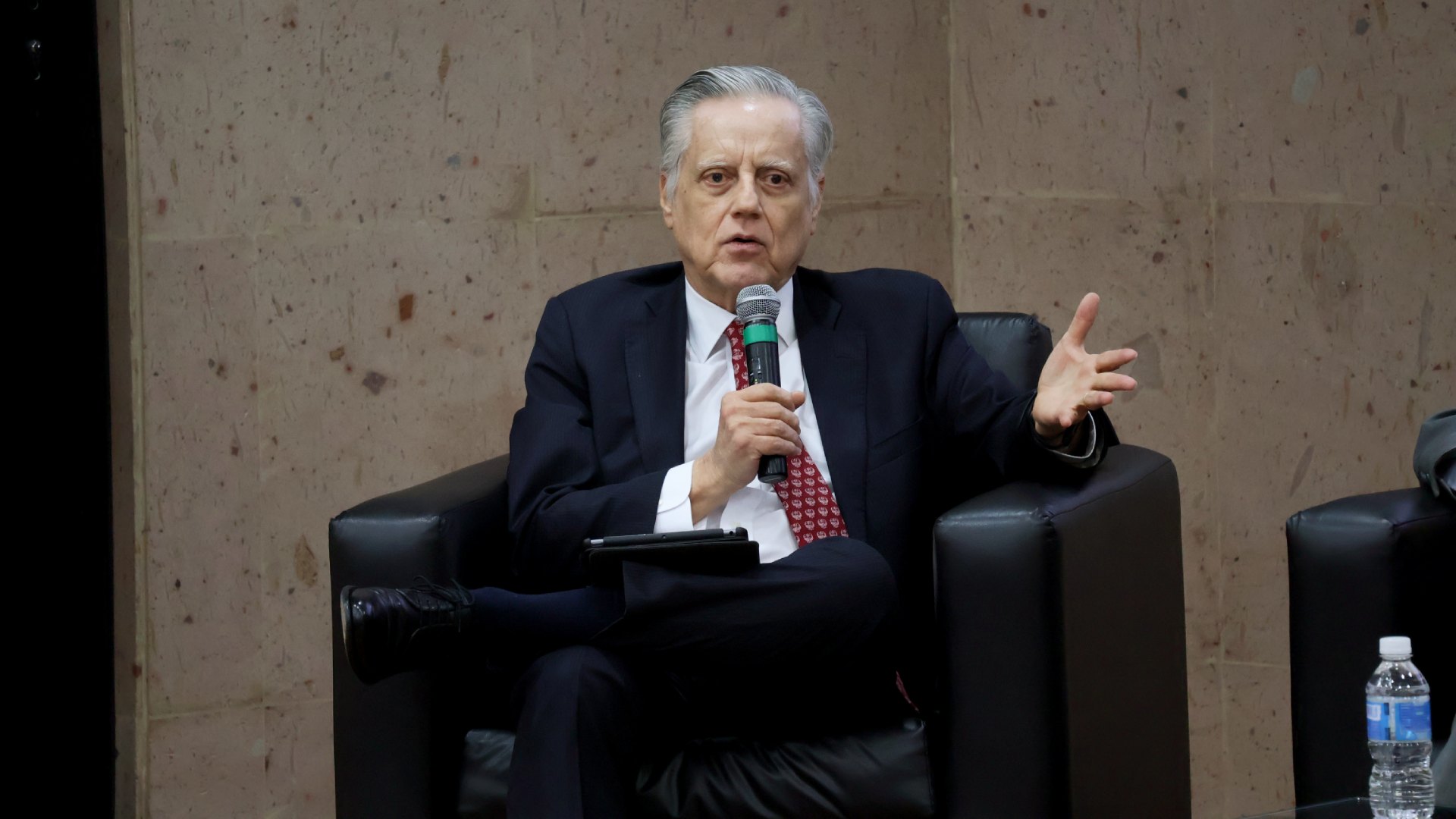 Reflexionan en FAECO sobre autonomía del Banco de México