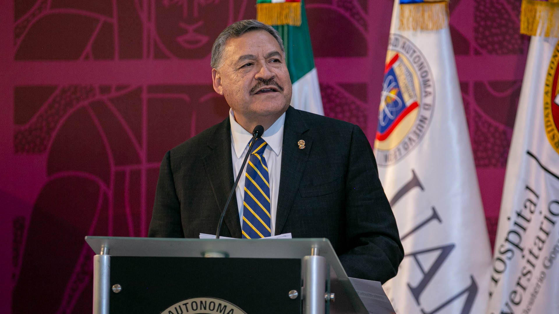 Presenta UANL libro sobre cuidados de pacientes de ginecología y obstetricia