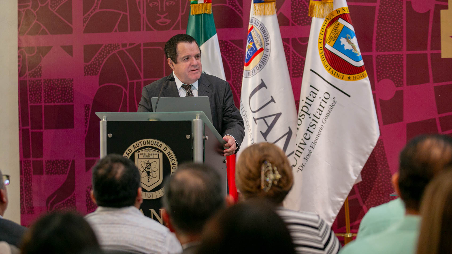 Presenta UANL libro sobre cuidados de pacientes de ginecología y obstetricia