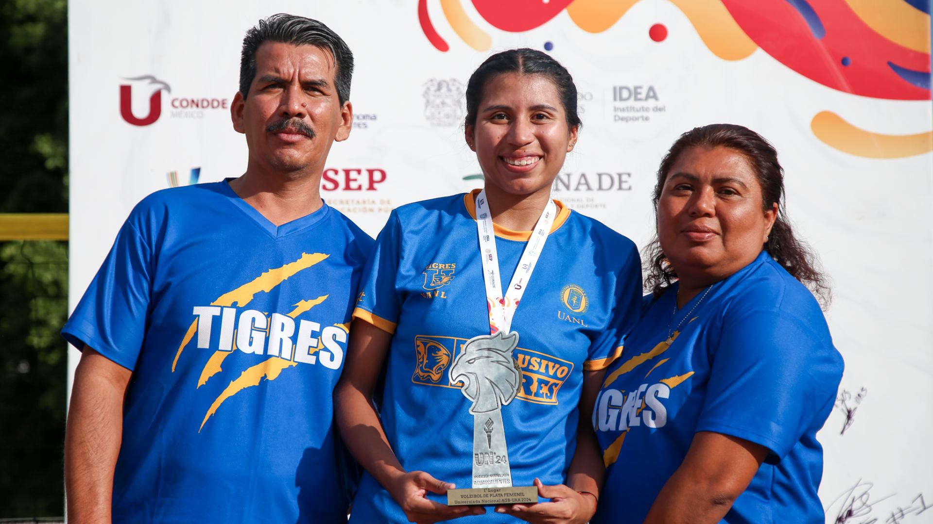 Oro y plata en voleibol de playa para la UANL