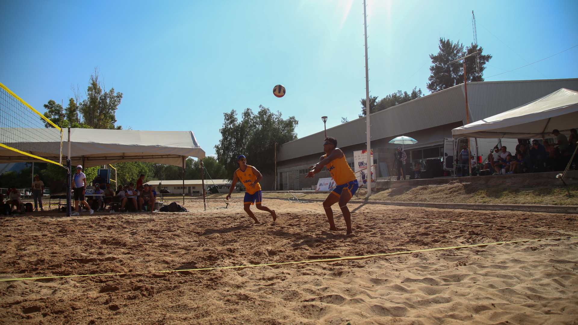 Oro y plata en voleibol de playa para la UANL