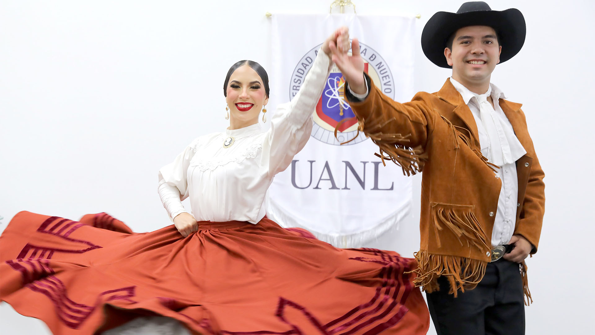 Viajan a Europa grupo Pico de Gallo y compañía de danza folklórica