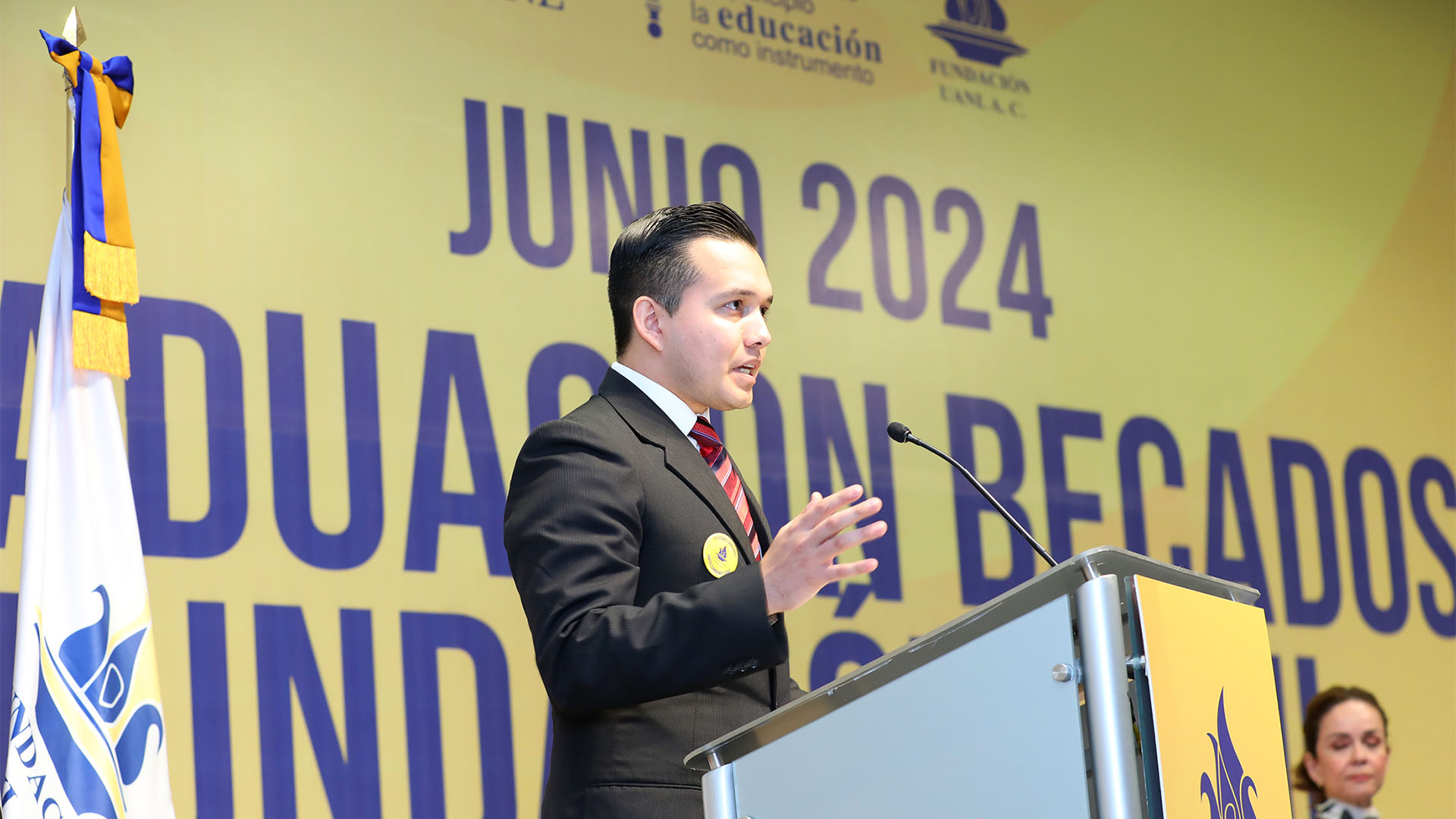 Agradecen graduados apoyo de la Fundación UANL a sus carreras