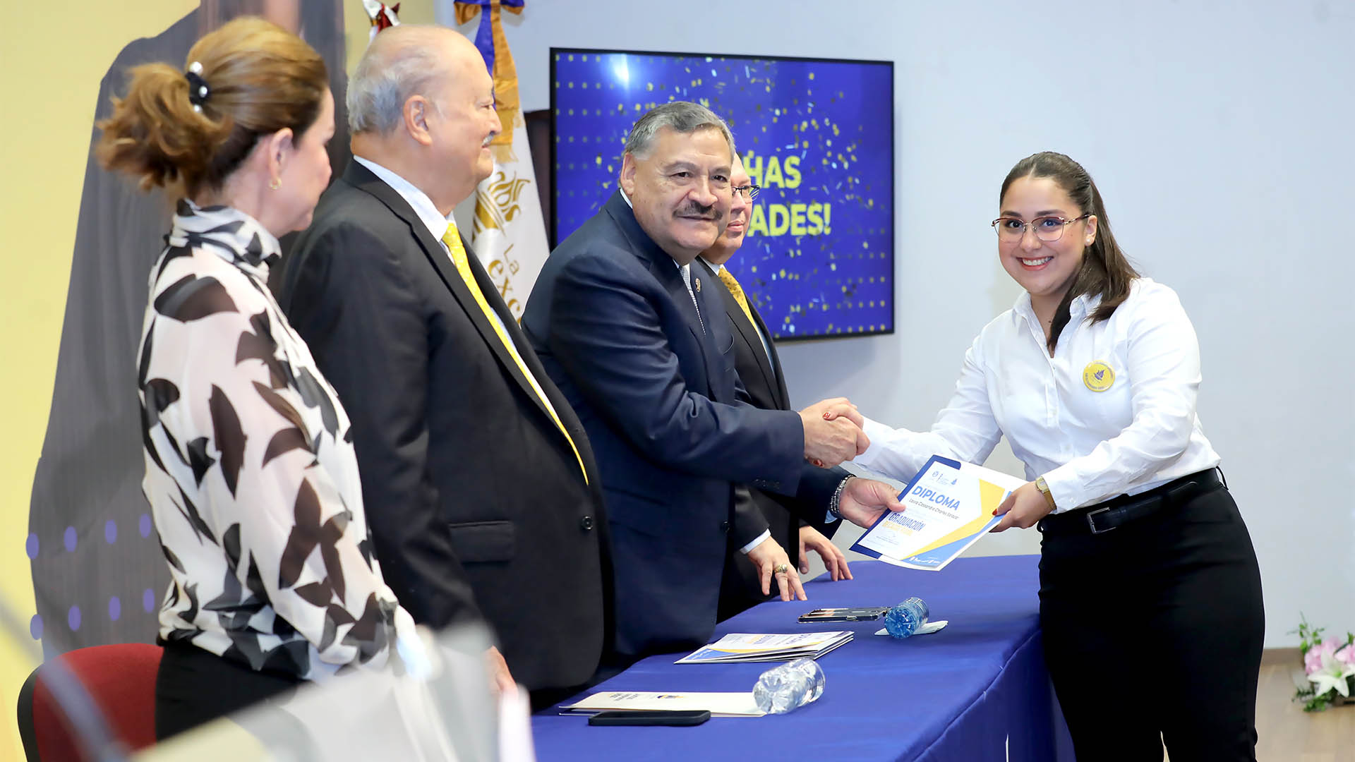 Agradecen graduados apoyo de la Fundación UANL a sus carreras