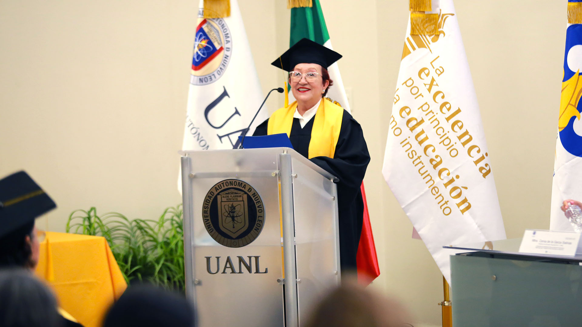 Diplomado para mayores de UANL transforma vida de egresados