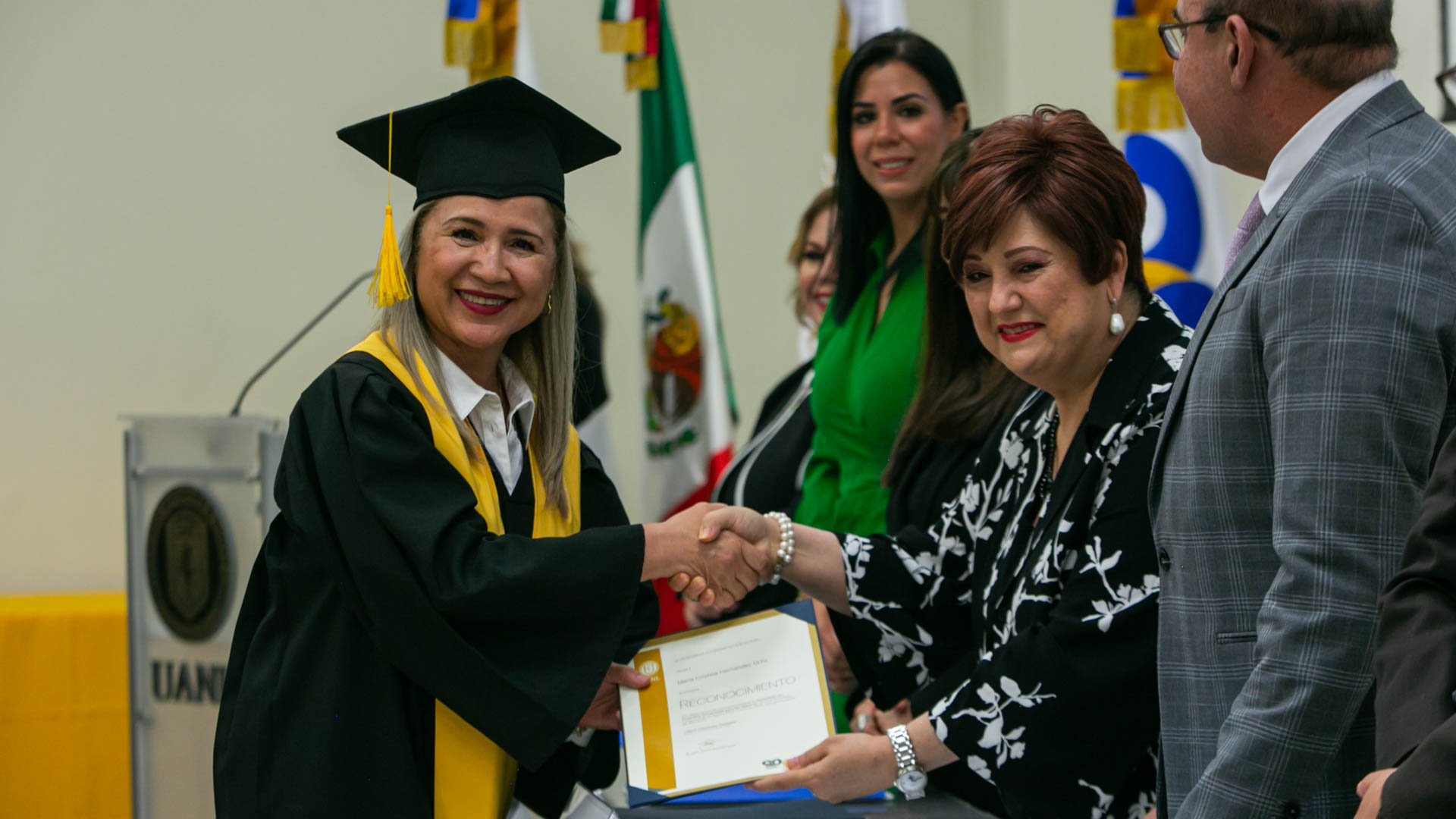 Diplomado para mayores de UANL transforma vida de egresados