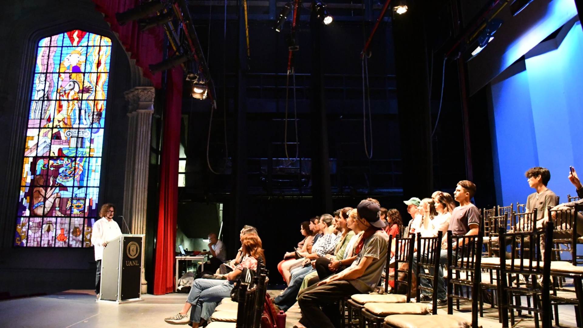 Estudian el performance en conversatorio de la Escuela de Teatro