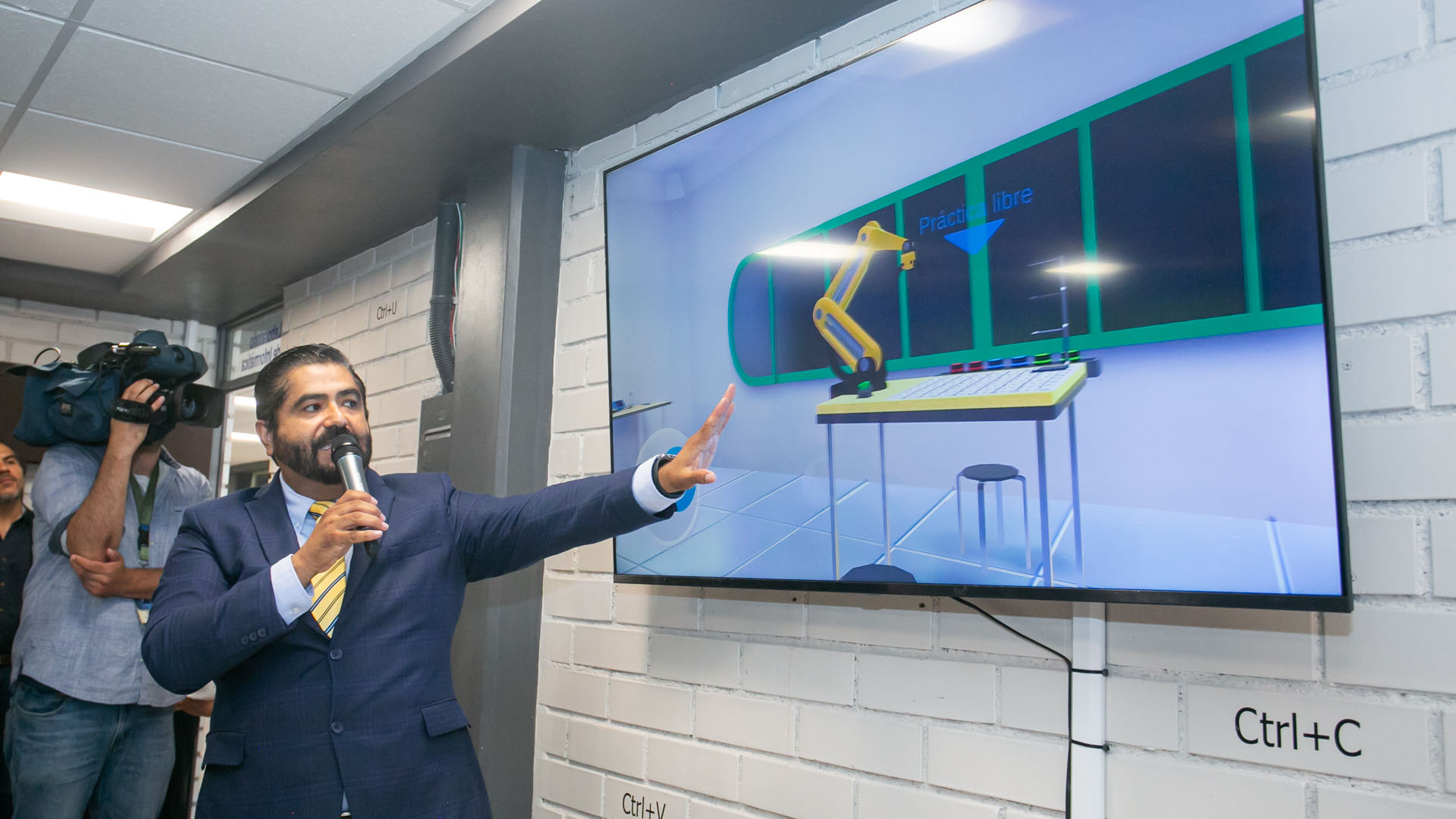 Recibe nuevo equipo laboratorio de informática de Prepa 15