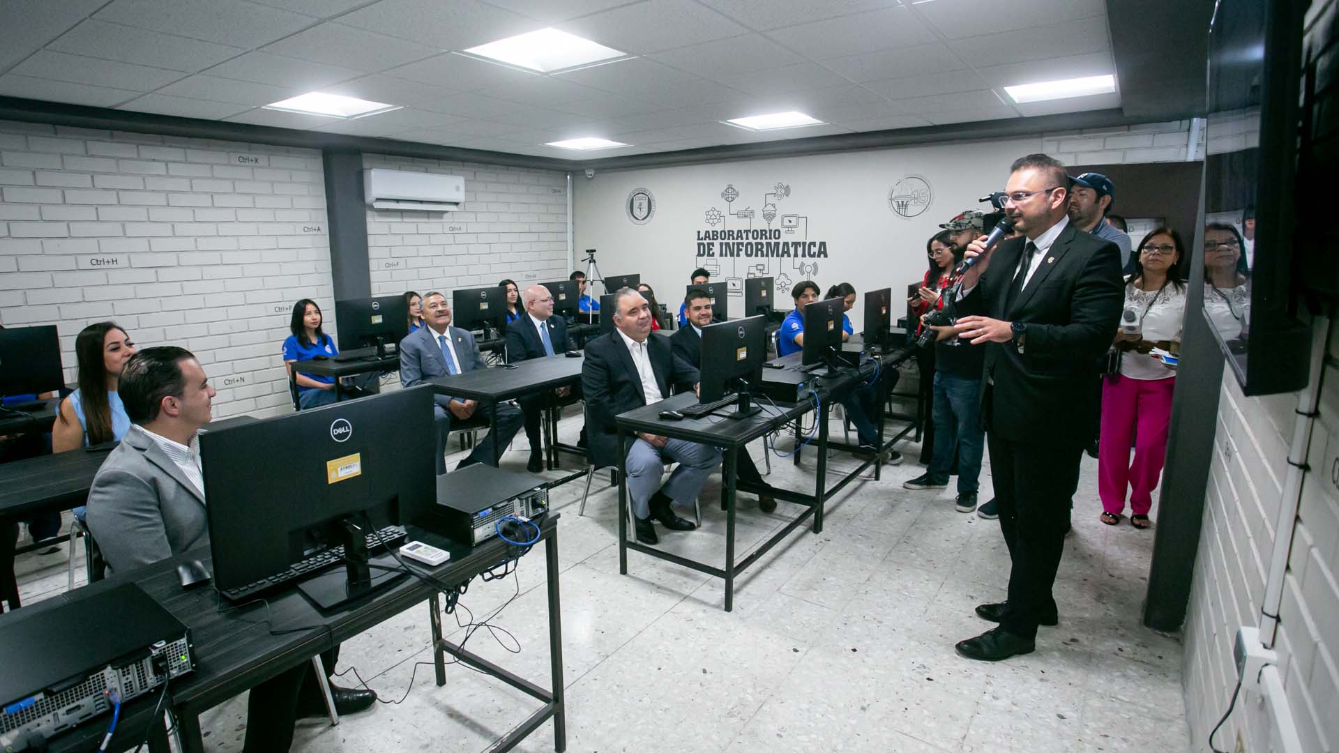 Recibe nuevo equipo laboratorio de informática de Prepa 15