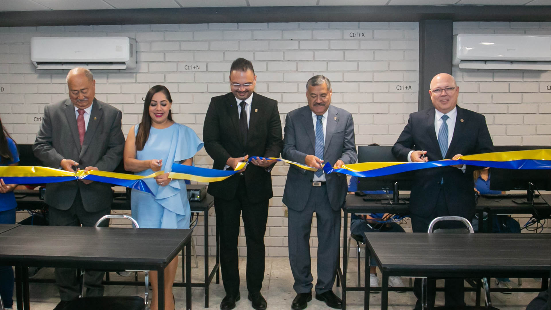 Recibe nuevo equipo laboratorio de informática de Prepa 15