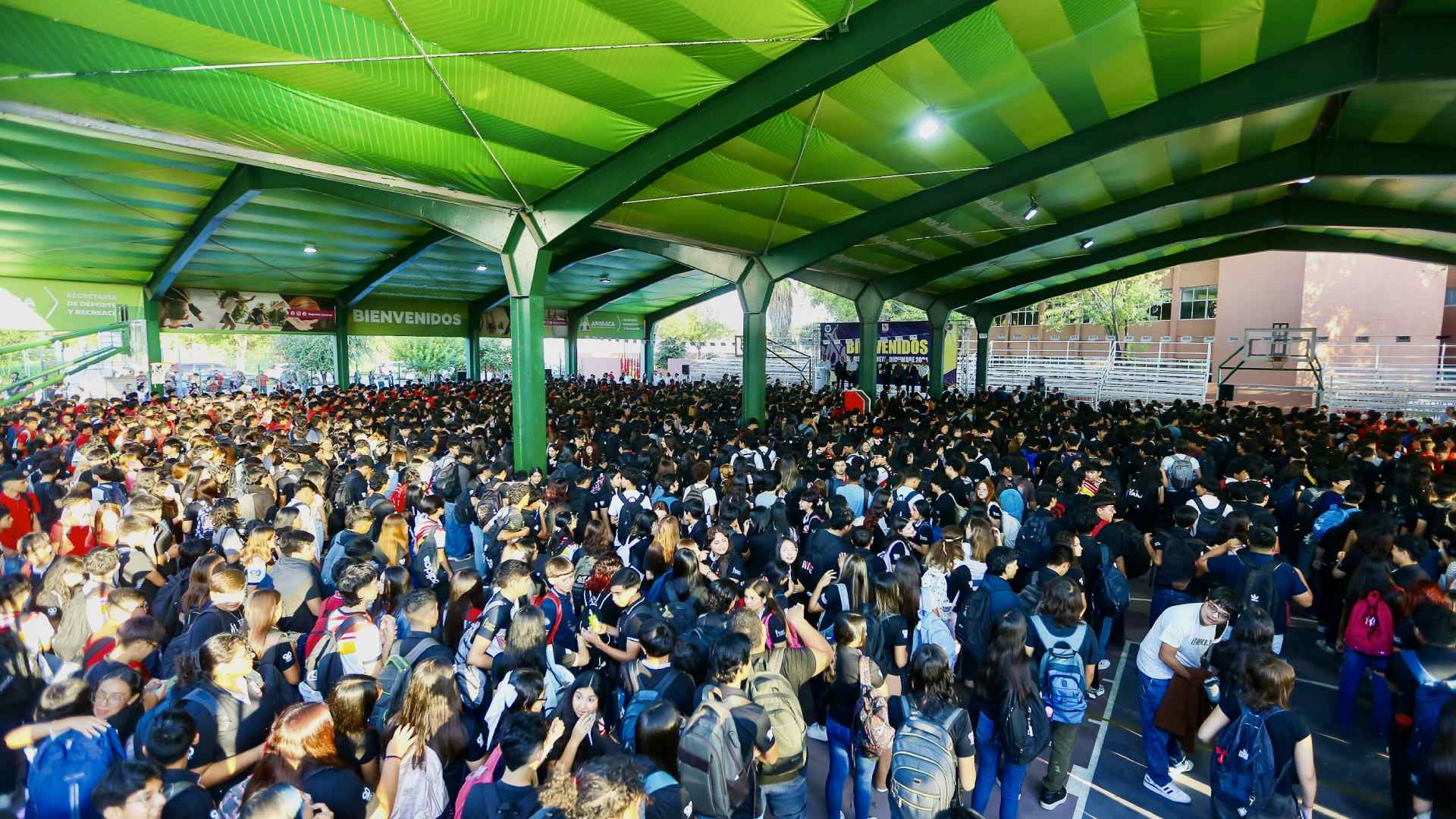 Universitarios inician semestre en la UANL