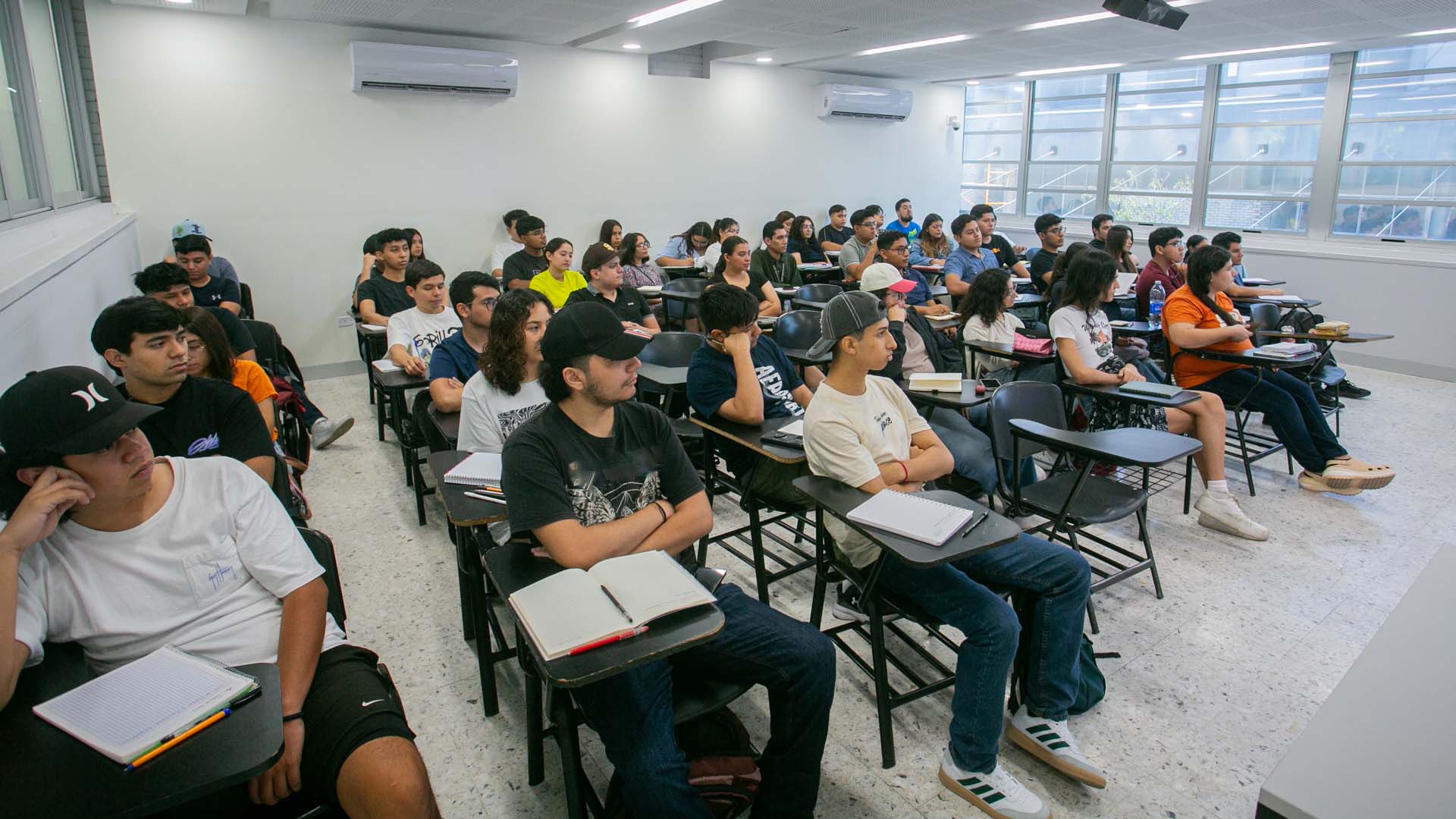 Universitarios inician semestre en la UANL