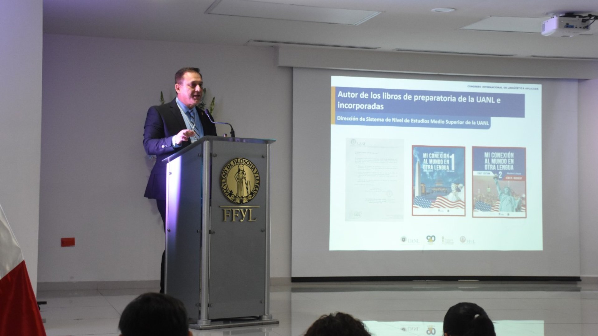 Egresados de Lingüística comparten experiencias en congreso de FFYL