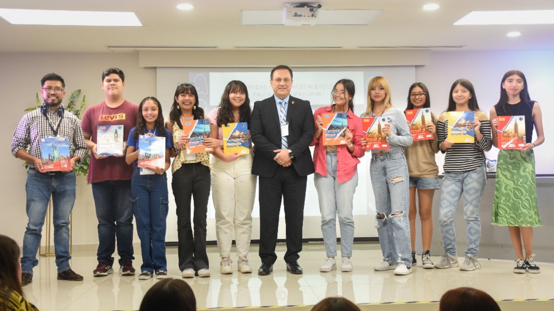 Egresados de Lingüística comparten experiencias en congreso de FFYL