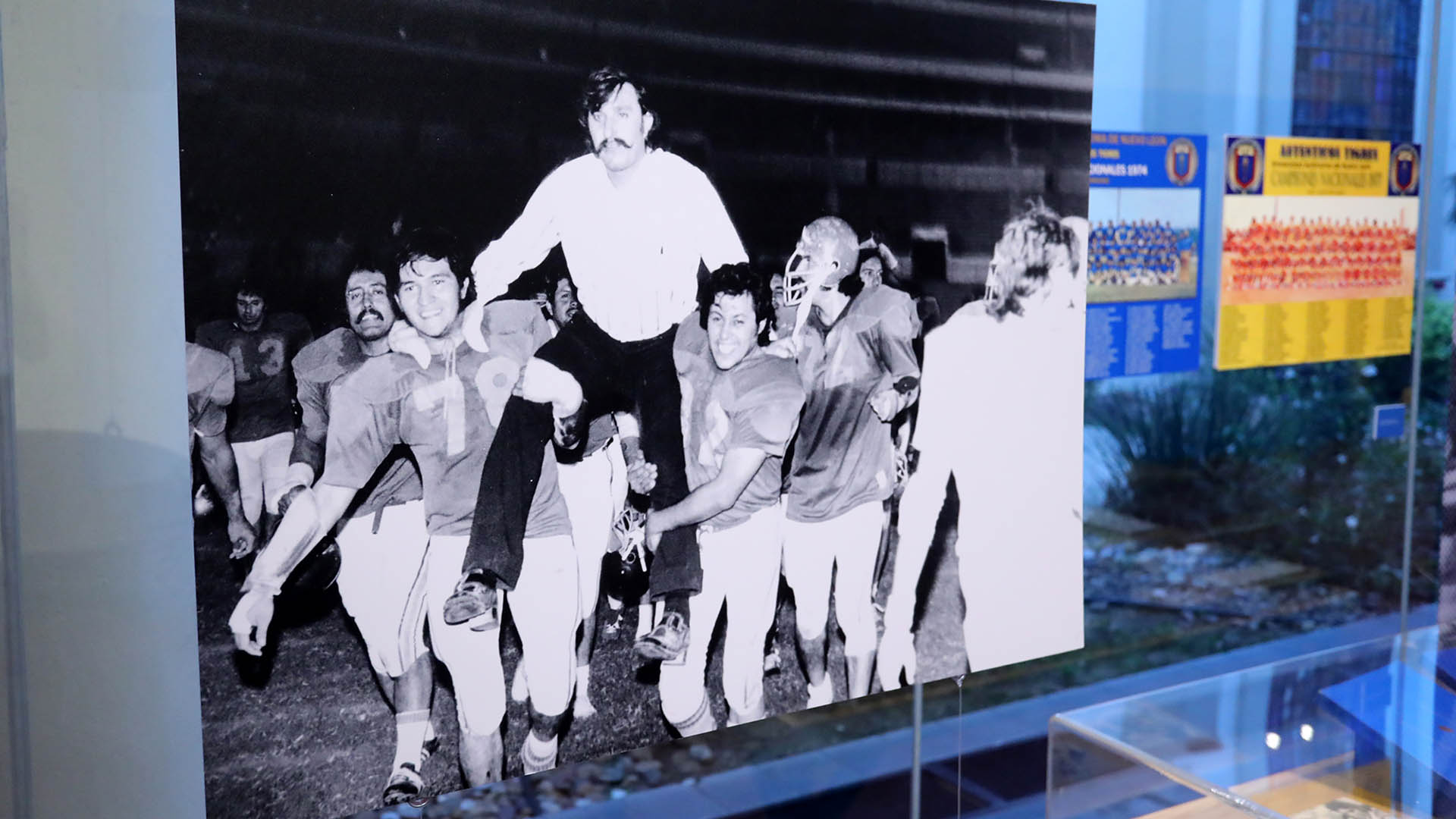Presenta UANL historia del futbol americano en México