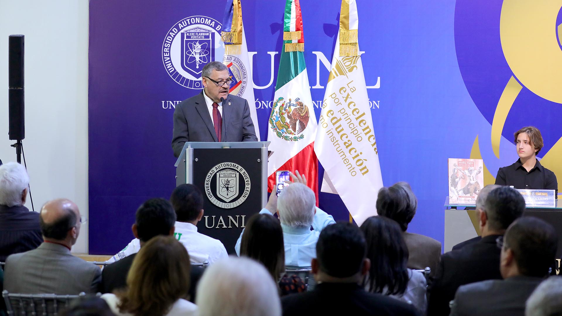 Presenta UANL historia del futbol americano en México