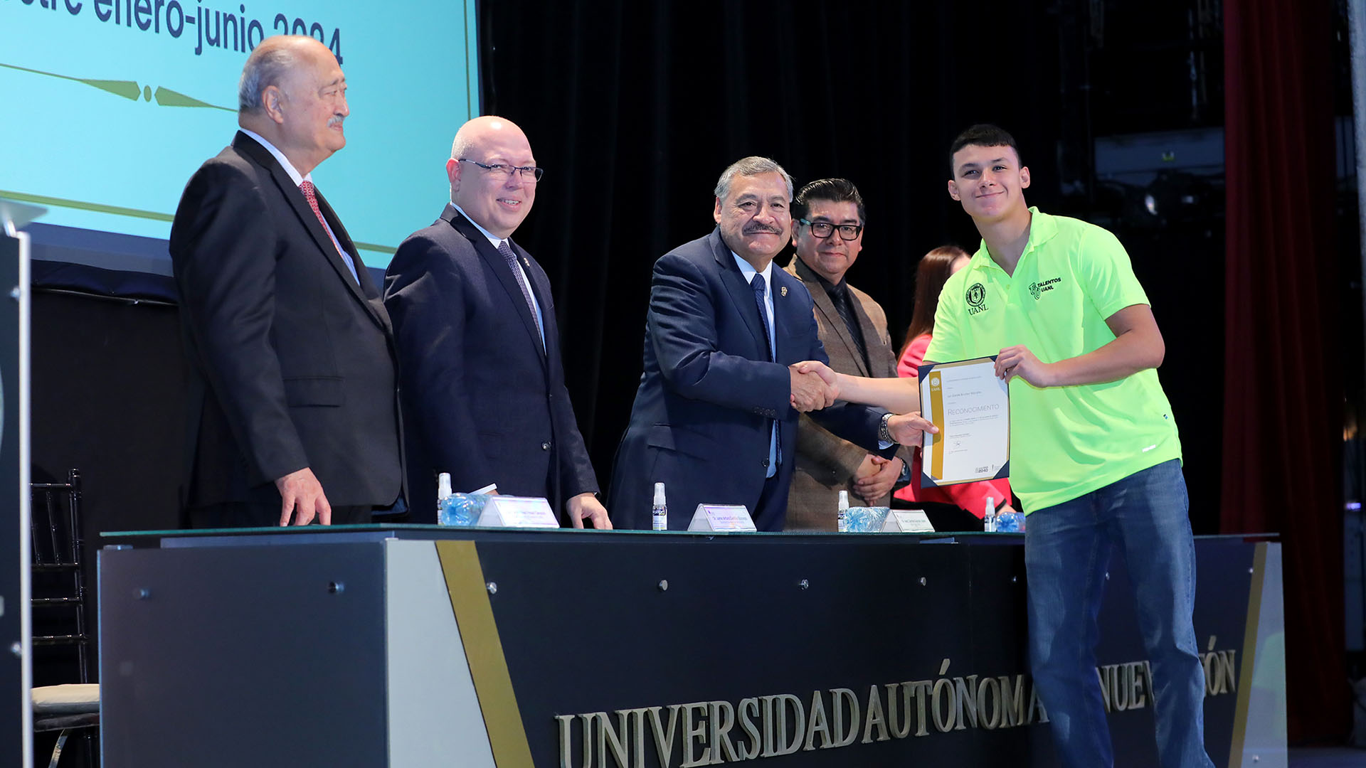 Reconoce UANL talento académico del nivel medio superior