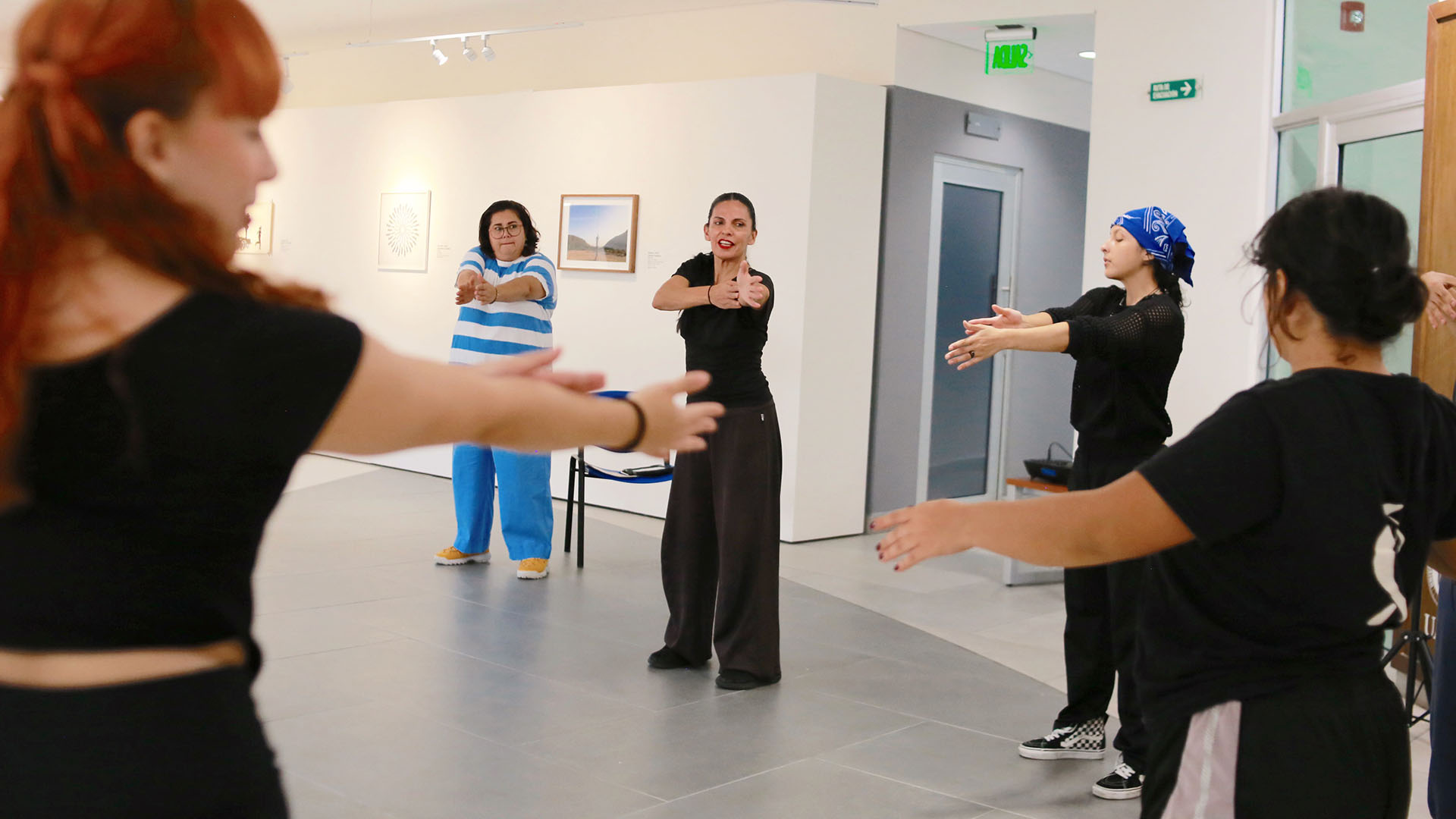 Activan cuerpo y mente a través de la danza
