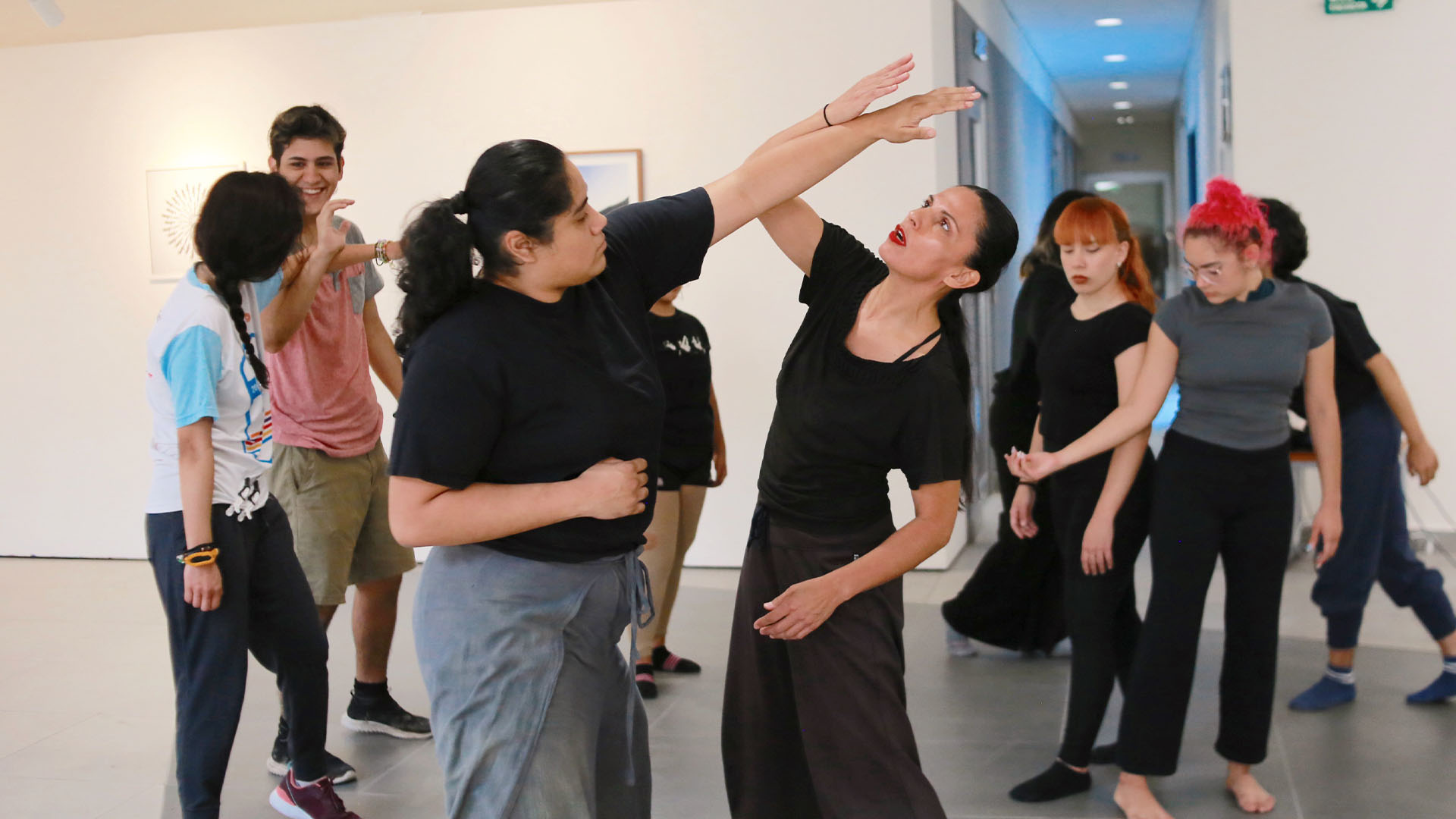 Activan cuerpo y mente a través de la danza