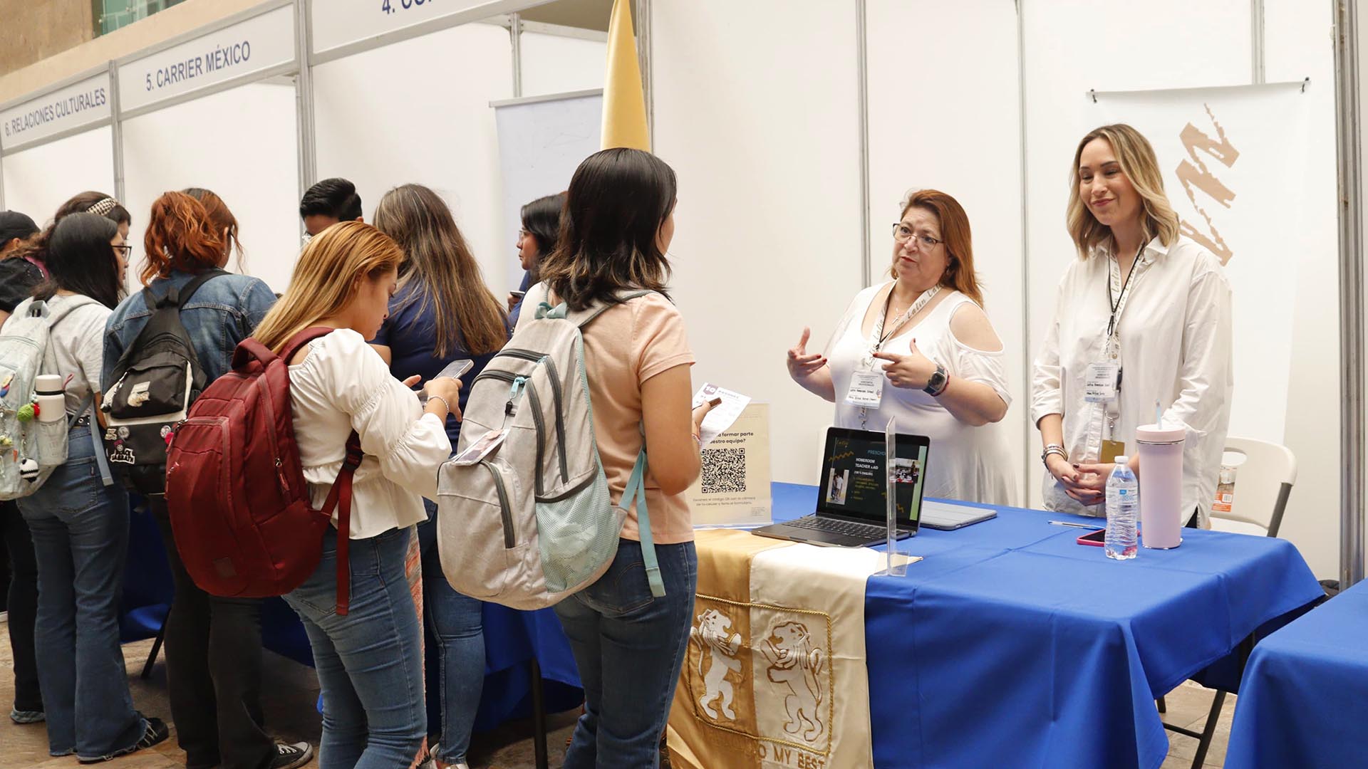 Encuentran alumnos horizontes laborales en feria del trabajo de FFYL