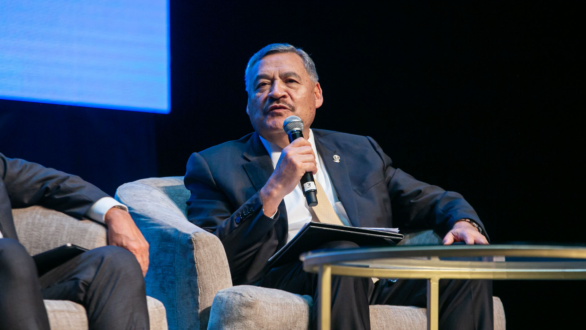 Participa Rector en panel con nobeles de la paz