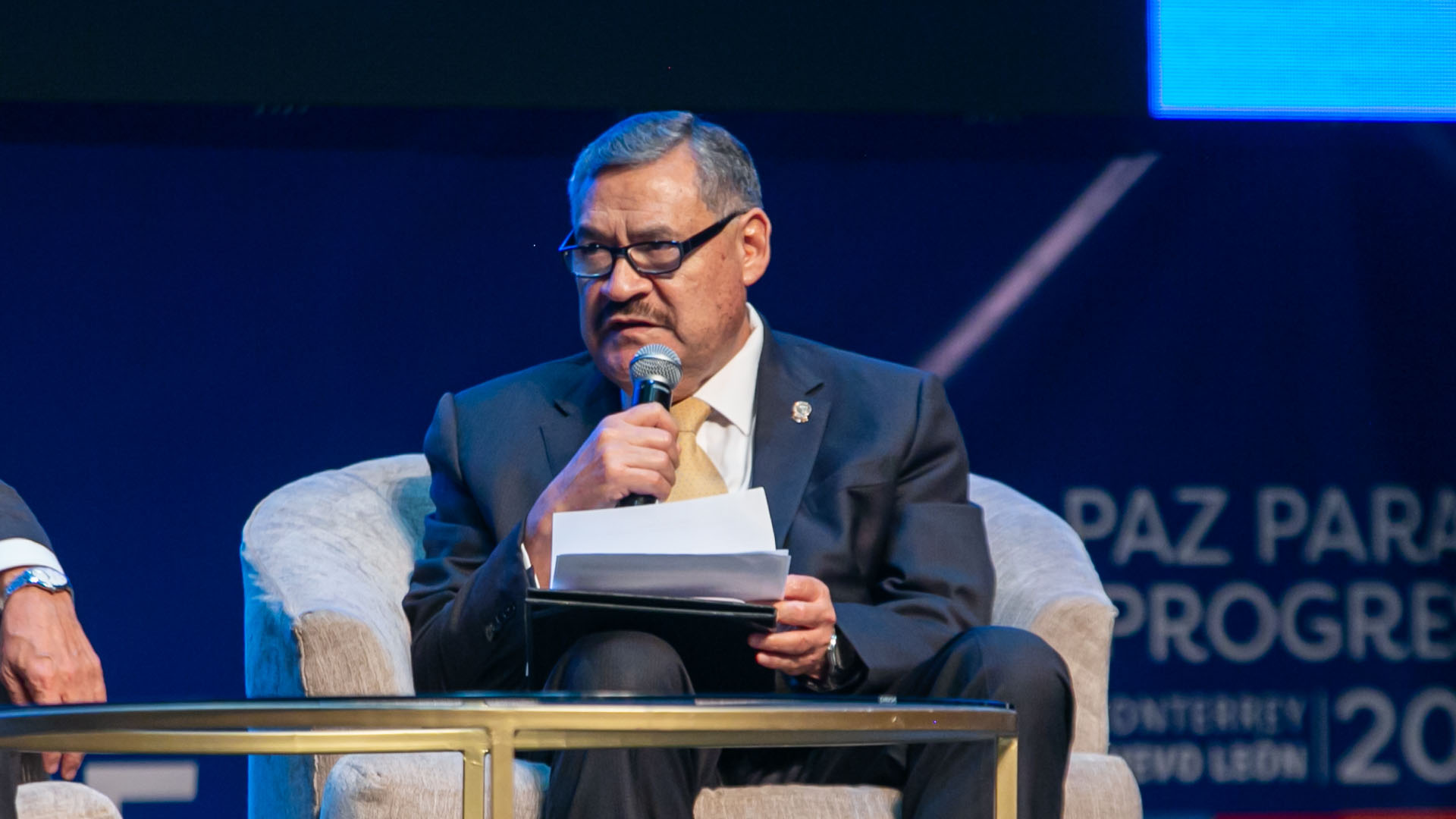 Participa Rector en panel con nobeles de la paz
