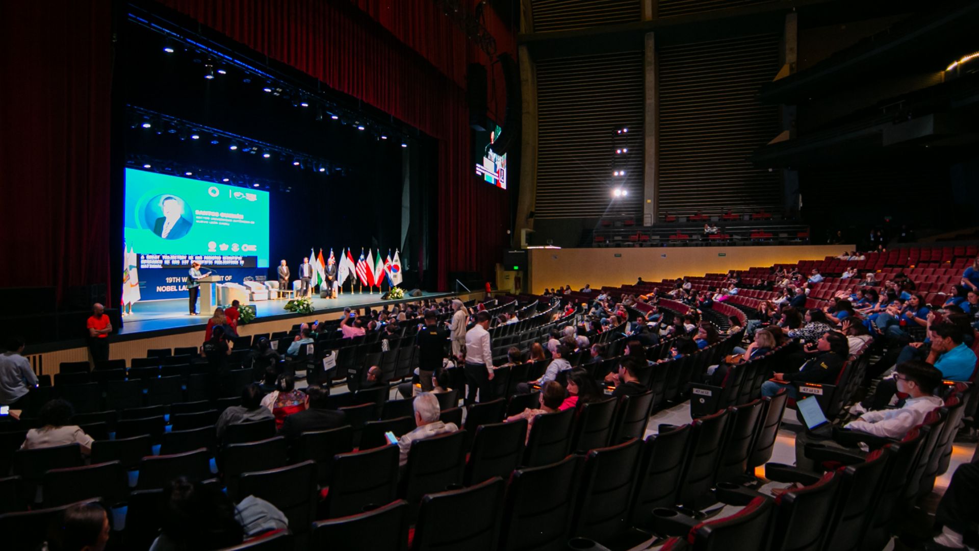 Participa Rector en panel con nobeles de la paz