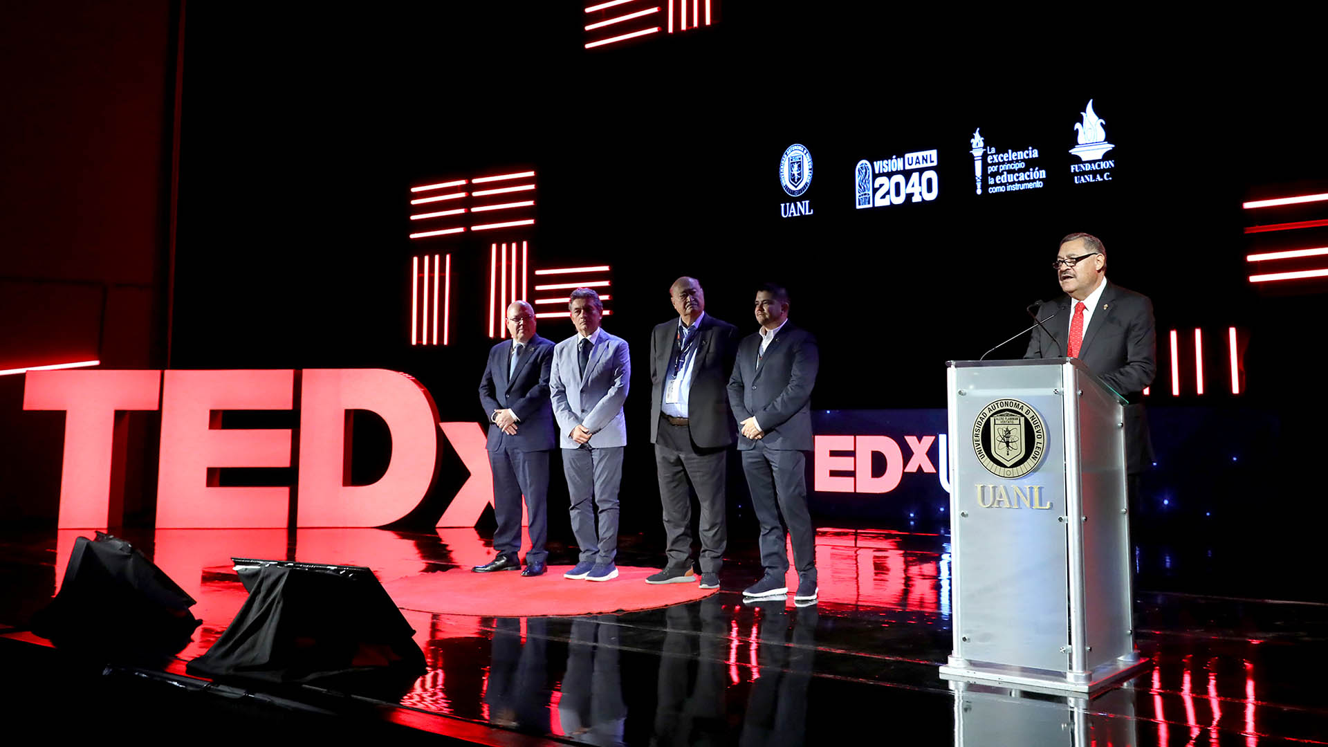 Viven estudiantes evolución de las ideas en el TEDxUANL 2024