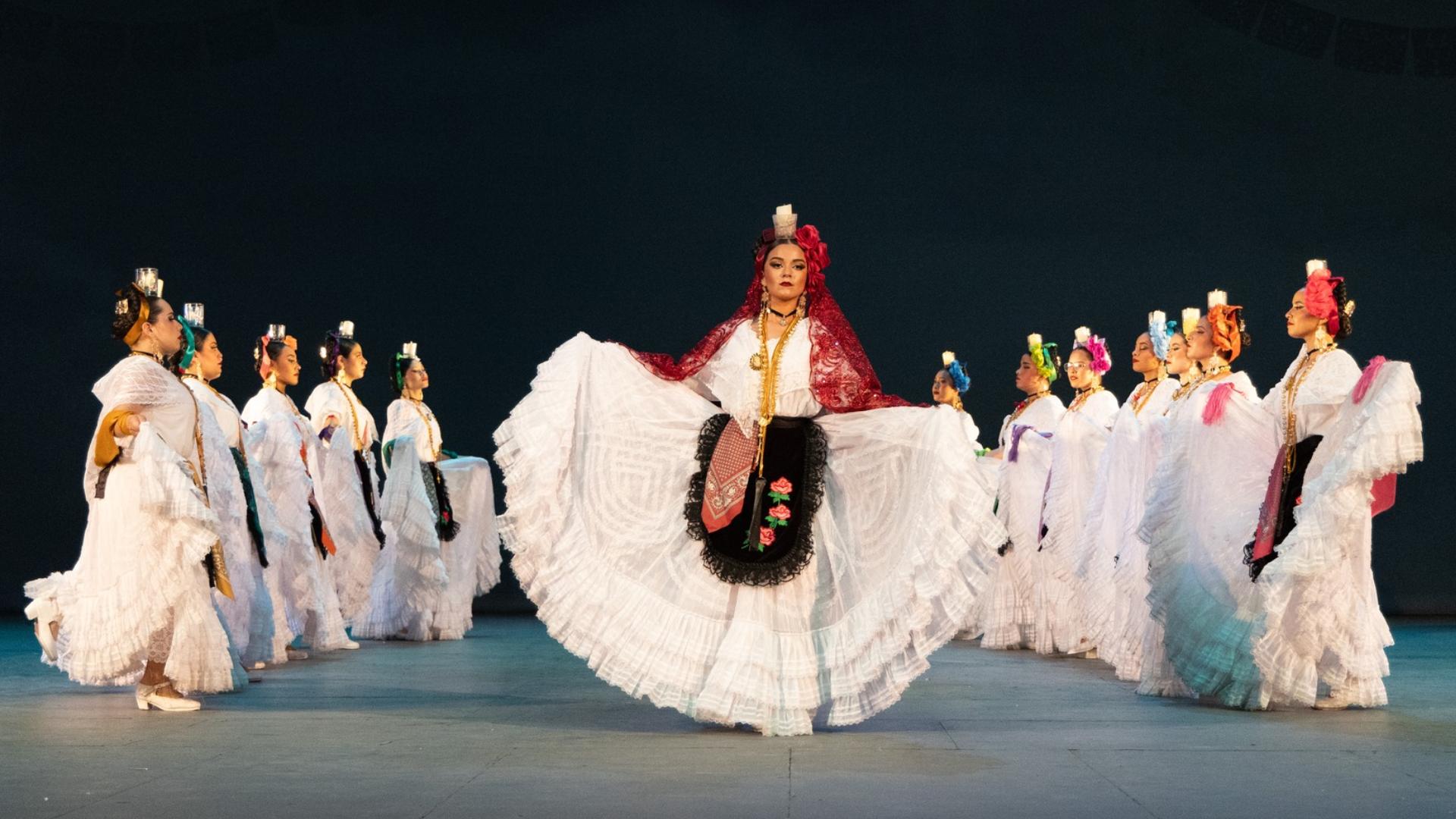 Presentan alumnos bailes típicos en Muestra de Danza Folklórica 2024