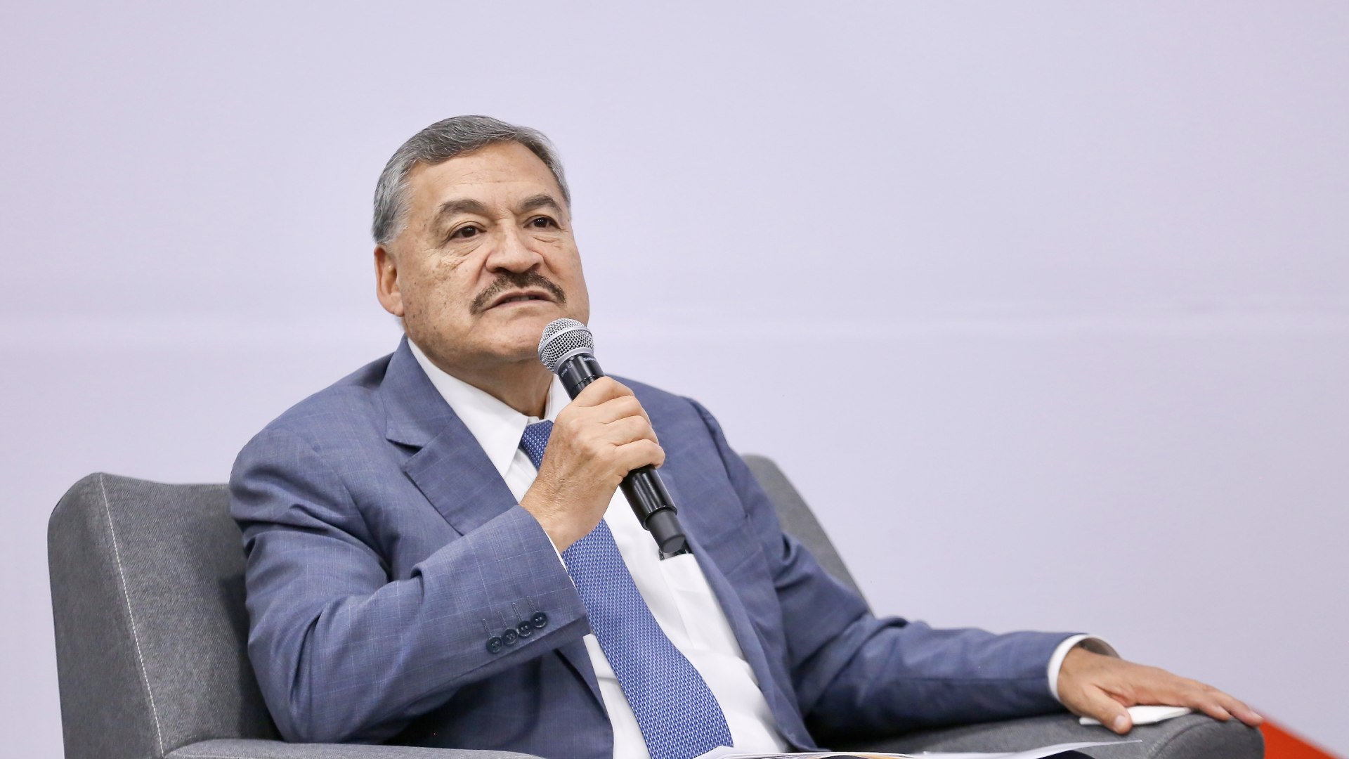 Presenta Rector de UANL libro sobre derechos humanos en FIL Mty