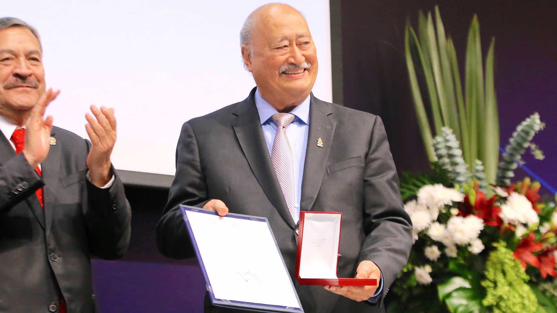 Otorgan en la FACPYRI medalla al mérito José María Parás Ballesteros