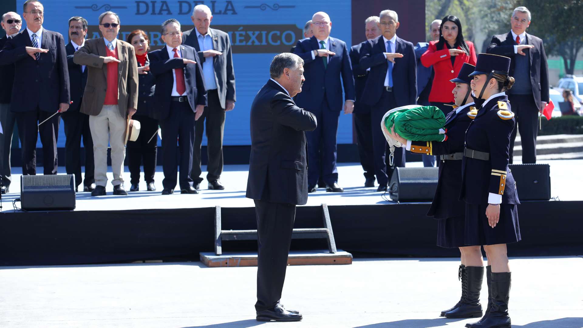 Conmemora la UANL el Día de la Bandera