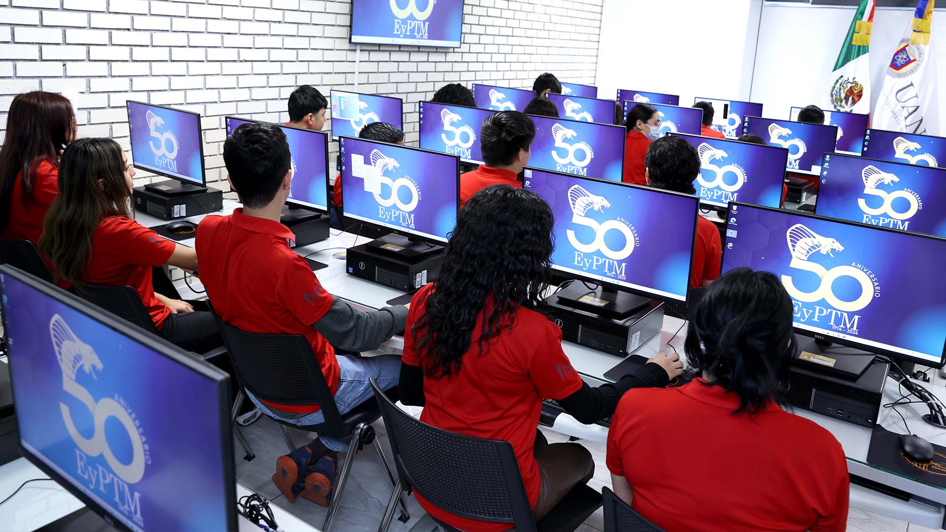 Equipan sala de computación de Técnica Médica