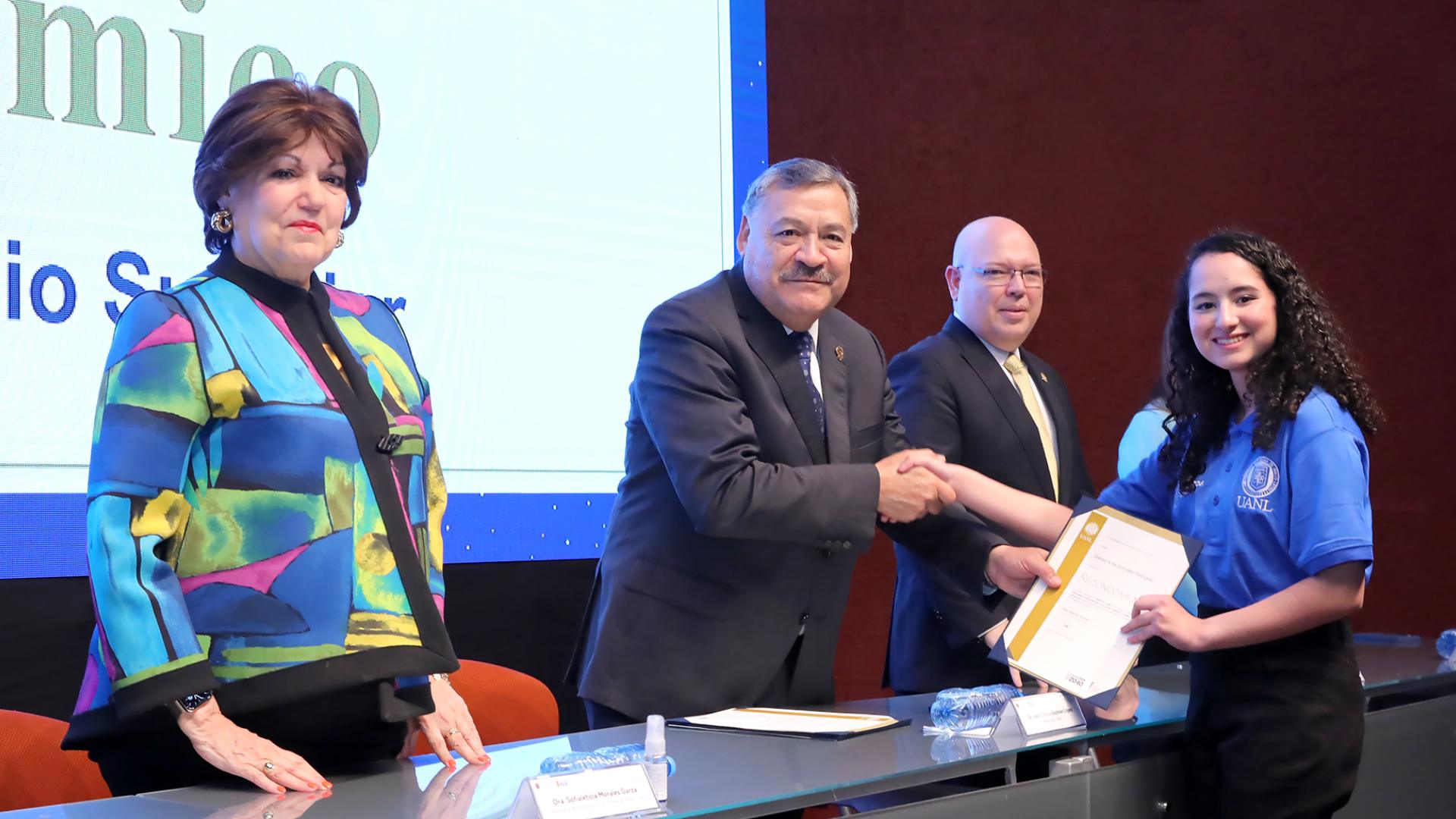 Reconoce UANL desempeño de estudiantes de preparatoria
